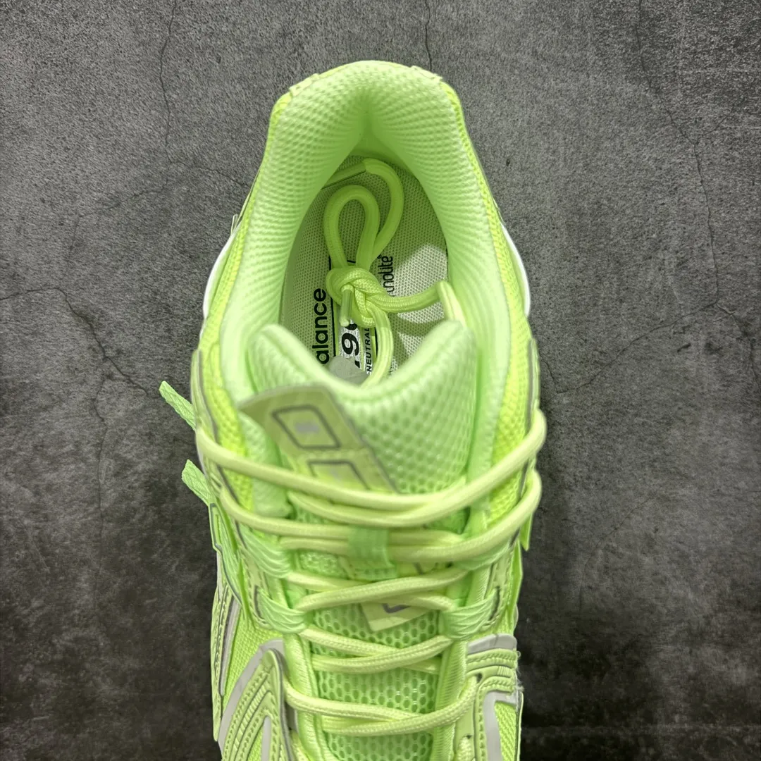 💰220【纯原版】NB新百伦New Balance NB1906 U1906AF系列复古老爹风休闲运动慢跑鞋 采用轻质牛剖革拼接透气网眼衬垫织物鞋面材质#T-Beam大底提供足步弓支撑，保持步态稳定#后跟搭载外露缓震胶 鞋身整体以各种深浅不一的灰色覆盖，鞋头以淡蓝色调装饰，网眼衬垫通过不规律的色块实现做旧的美感，泛黄的鞋底更是进一步增添了复古气息。 尺码：36 37 37.5 38 38.5 39.5 40 40.5 41.5 42 42.5 43 44 45 46.5 编码：JP260280