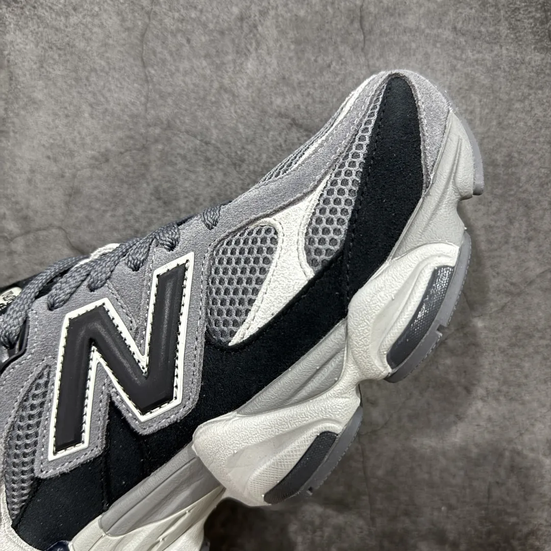 💰240【纯原C版】 New Balance NB9060 联名款 复古休闲运动慢跑鞋 黑灰色 U9060ERA 全套原楦原纸板原厂数据开发 进口三明治网面 原装进口翻毛皮料正确绒感卡色 正确中底拉帮中底网布细节 原厂标裁 带紫光防伪 定制后跟透明水晶模块 冲裁组合 大底贴合程度胶水上色把控完美 整洁度挑战全网艺术家 多道序QC把关品质完善 匠心打造 耗时两个月开发完成 工艺极其复杂难度可想而知 新开独立私模大底 全网唯一正确六层组合大底 高端零售专供产物 Size：36 37 37.5 38 38.5 39 40 40.5 41 42 42.5 43 44 45 46.5 编码：JPC290300