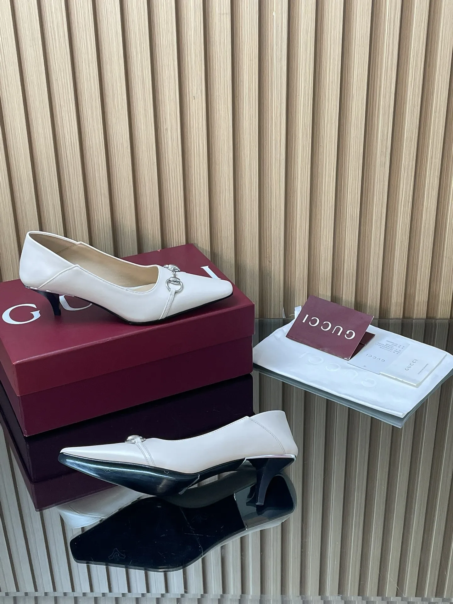 2026早春🆕GUCCi高端精品 vittoria系列浅口女鞋270💰春夏新品🆕古驰Gucci小方头系列踩跟2⃣️穿浅口单鞋😍马衔扣中跟慕勒乐福鞋‼️顶级🆙代购品质！原版1:1复刻，毎个细节皆经过精心打磨细腻制作.可与ZG对比如一，无二品质！ 这款后帮可向下翻折踩跟2⃣️穿浅口鞋于2026早春系列时装秀首度亮相全新上市，加长微方鞋头，Vittoria系列以简约利落的加长廊形与饰马衔扣锥形鞋跟匠心诠释20世纪90年代的繁美风韵，鞋履汲取品牌典藏设计灵感，鞋跟后方饰有电镀金属饰片一展随性优雅气韵。其鞋款名称正源于此设计巧思，彰显别致格调👏👏👏 面料：原版定制进口古软鞣蜡皮 内里/垫脚：进口羊皮里 鞋跟：5.5CM猫跟‼️原片版制作工艺 ABS跟包裹意大利原层皮+电镀金属片 尺码：35-42 【404142定做】不退换 包装：全套酒红原包装