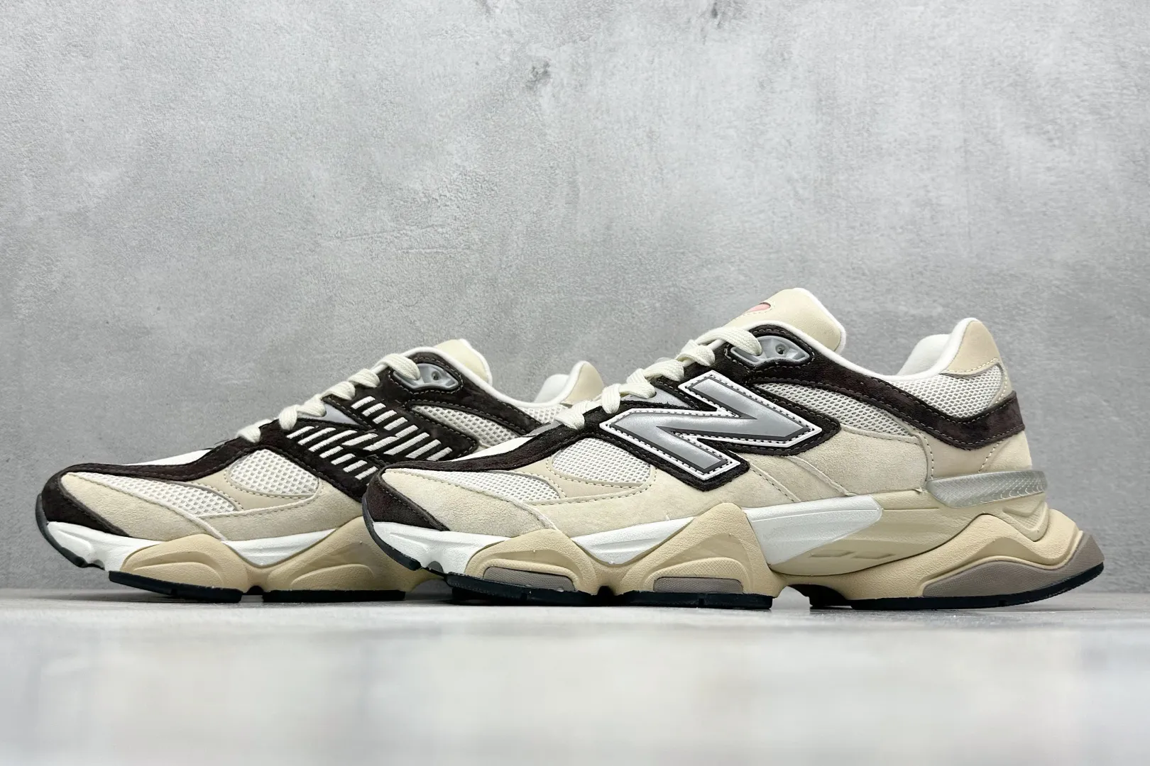 💰240 C版 Joe Freshgoods x New Balance NB9060 联名款 复古休闲运动慢跑鞋 #鞋款灵感源自设计师本人对夏日的怀日回忆。鞋面大身由空间双格及磨砂鞋面拼接而生,配以柔和、温暖的粉橘色调,夏日氛围拉满 #采用大面积网眼以及麂皮材质覆盖鞋身,还原经典气质。搭载ABZORB避震科技,由泡沫聚酯制成,上脚可以有效减少由鞋底反弹对身体及双腿的冲击力 货号: U9060FLP 尺码:36 37 37.5 38 38.5 39 40 40.5 41 42 42.5 43 44 44.5 45 46.5 编码:33