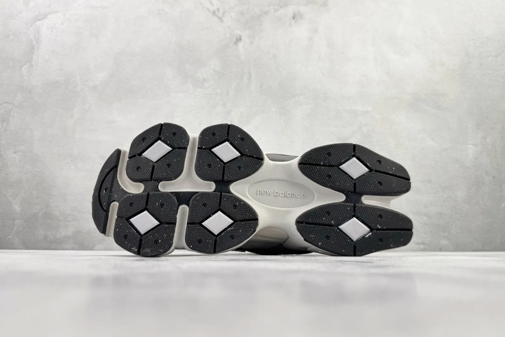 💰240 C版纯原大厂出品 New Balance NB 9060 灰色 货号: U9060ORB 尺码:36 36.5 37 38.5 39 40 40.5 41 42 42.5 43 44 44.5 45 46 46.5 47 编码:33