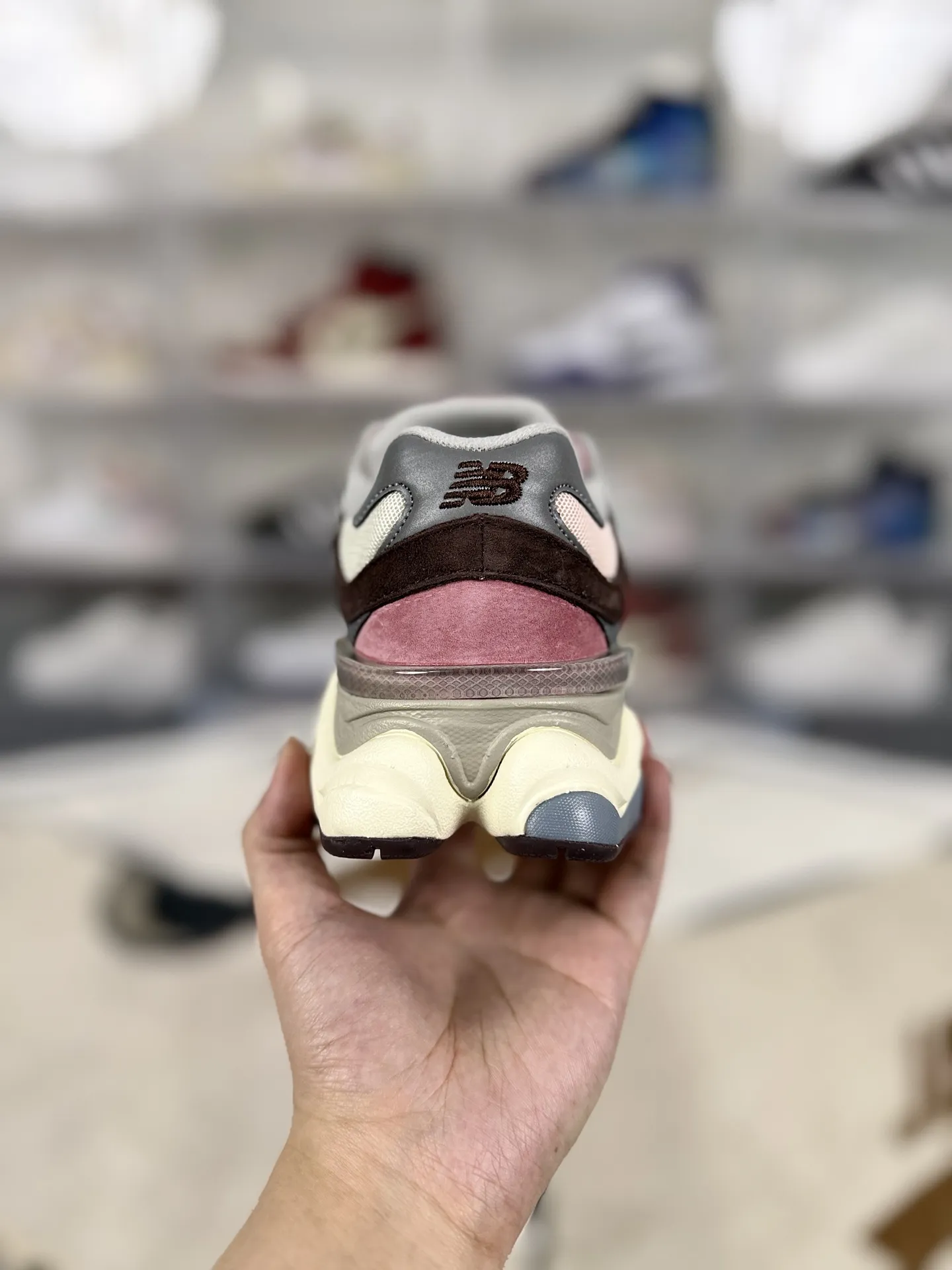 💰190 R版纯原New Balance NB 9060 织物猪皮 复古拼色 透气 低帮 生活休闲鞋 男女同款 砖红色 新百伦 ▪️New Balance 9060跑鞋是一款备受关注的复古风格运动鞋，是New Balance与芝加哥街头品牌Joe Freshgoods联名推出的，旨在将复古与现代元素相结合，为消费者带来全新的穿着体验。9060鞋款整体设计借鉴了90年代的复古风潮，麂皮与织物材质的组合，让鞋面质感十足，波浪形的流线型设计与老爹鞋的风格完美契合。中底采用了New Balance独特的&ldquo;ABZORB&rdquo;缓震技术，为穿着者提供卓越的缓震性能和舒适的穿着体验。鞋面采用网布和合成材料，提升了透气性，增加了舒适度。鞋底提供了坚固的抓地力和耐用性，确保了在各种地面上的稳定性。 ▪️尺码：36-40（36 37 37.5 38 38.5 39.5 40） ▪️货号：U9060TRU