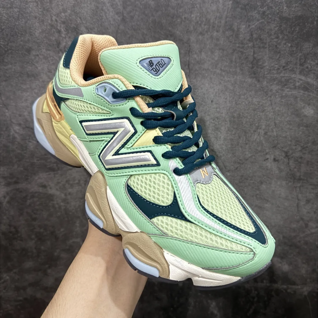 💰240【纯原版】 New Balance NB9060 联名款 复古休闲运动慢跑鞋 黑白色U9060TMA 全套原楦原纸板原厂数据开发 进口三明治网面 原装进口翻毛皮料正确绒感卡色 正确中底拉帮中底网布细节 原厂标裁 带紫光防伪 定制后跟透明水晶模块 冲裁组合 大底贴合程度胶水上色把控完美 整洁度挑战全网艺术家 多道序QC把关品质完善 匠心打造 耗时两个月开发完成 工艺极其复杂难度可想而知 新开独立私模大底 全网唯一正确六层组合大底 高端零售专供产物 Size:36 37 37.5 38 38.5 39.5 40 40.5 41.5 42 42.5 43 44 45 46.5 编码:JPC290300