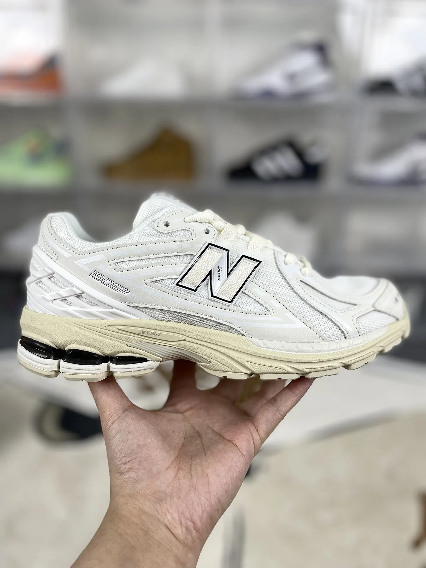 💰190 Z版纯原New Balance NB 1906R 舒适百搭减震支撑耐磨轻便透气防滑 低帮 休闲跑步鞋 男女同款 白色 ▪️New Balance以诞生于21世纪的科技跑鞋1906为蓝本,融合现代先锋科技与日常使用风格注入当代美学,革新演绎复古时尚。淋漓经典轮廓,致敬千福一代跑者的科技美学,1906R以现代设计语言还原初始配色,层次演绎时光更迭的魅力。 ▪️尺码:36-47(36 37 37.5 38 38.5 39.5 40 40.5 41.5 42 42.5 43 44 44.5 45 45.5 46.5 47) ▪️货号:M1906RWW