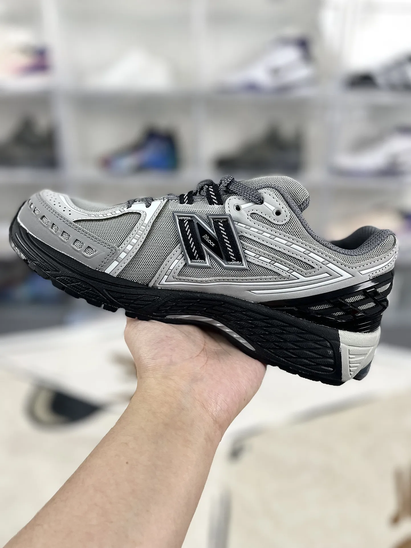 💰190 Z版纯原New Balance NB 1906R 舒适简约耐磨 低帮 休闲跑步鞋 男女款 黑灰 ▪️New Balance以诞生于21世纪的科技跑鞋1906为蓝本,融合现代先锋科技与日常使用风格注入当代美学,革新演绎复古时尚。淋漓经典轮廓,致敬千福一代跑者的科技美学,1906R以现代设计语言还原初始配色,层次演绎时光更迭的魅力。 ▪️尺码:36-47(36 37 37.5 38 38.5 39.5 40 40.5 41.5 42 42.5 43 44 44.5 45 45.5 46.5 47) ▪️货号:M1906RLG