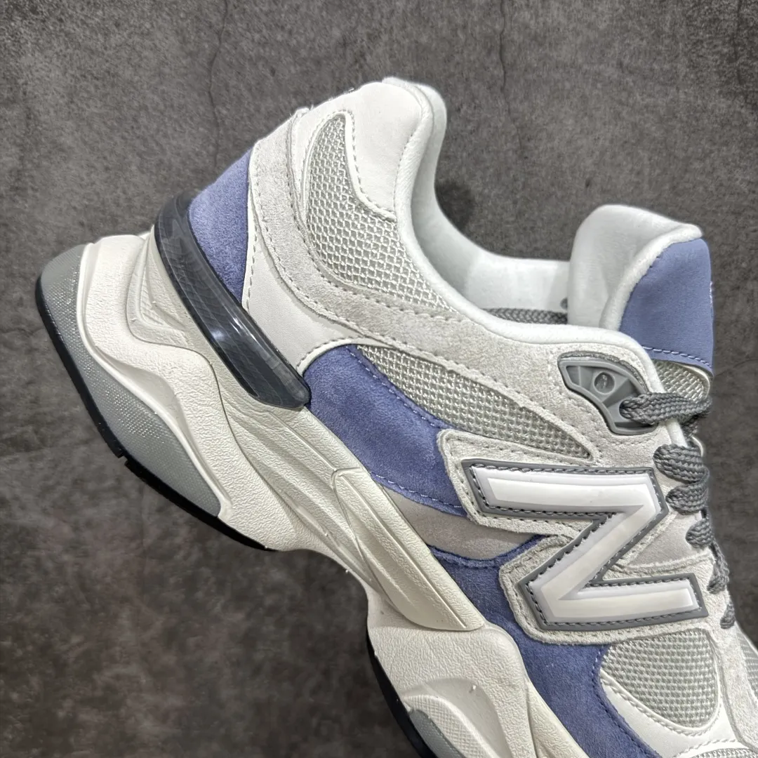 💰240【纯原版】 New Balance NB9060 联名款 复古休闲运动慢跑鞋 白蓝色U9060JBA 全套原楦原纸板原厂数据开发 进口三明治网面 原装进口翻毛皮料正确绒感卡色 正确中底拉帮中底网布细节 原厂标裁 带紫光防伪 定制后跟透明水晶模块 冲裁组合 大底贴合程度胶水上色把控完美 整洁度挑战全网艺术家 多道序QC把关品质完善 匠心打造 耗时两个月开发完成 工艺极其复杂难度可想而知 新开独立私模大底 全网唯一正确六层组合大底 高端零售专供产物 Size：36 37 37.5 38 38.5 39.5 40 40.5 41.5 42 42.5 43 44 45 46.5 编码：JPC290300