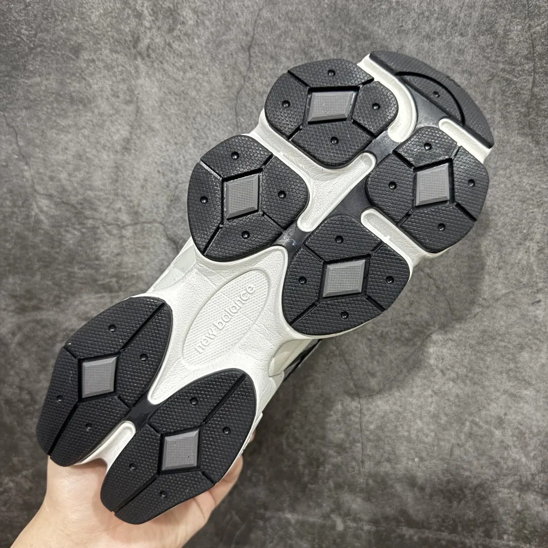 💰240【纯原版】 New Balance NB9060 联名款 复古休闲运动慢跑鞋 黑灰色U9060JBD 全套原楦原纸板原厂数据开发 进口三明治网面 原装进口翻毛皮料正确绒感卡色 正确中底拉帮中底网布细节 原厂标裁 带紫光防伪 定制后跟透明水晶模块 冲裁组合 大底贴合程度胶水上色把控完美 整洁度挑战全网艺术家 多道序QC把关品质完善 匠心打造 耗时两个月开发完成 工艺极其复杂难度可想而知 新开独立私模大底 全网唯一正确六层组合大底 高端零售专供产物 Size:36 37 37.5 38 38.5 39 40 40.5 41 42 42.5 43 44 45 46.5 编码:JP270300