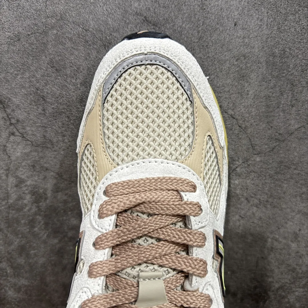 💰240【纯原c版】New Balance M2010系列 新百伦 复古老爹风网布跑步休闲运动鞋 新百伦经典配色 沿袭了面世之初的经典科技 以ENCAP中底配以升级版 N-ERGY缓震物料 鞋面则采用特色的柔软麂皮搭以NewBalance经典的尼龙网布 低调中还原跑鞋本真 更年轻化的设计理念与材质 让新世代青年得以用全新视角体验经典鞋款的传奇魅力 货号:U2010SGR 尺码:36 37 37.5 38 38.5 39.5 40 40.5 41.5 42 42.5 43 44 45 编码:JP270290