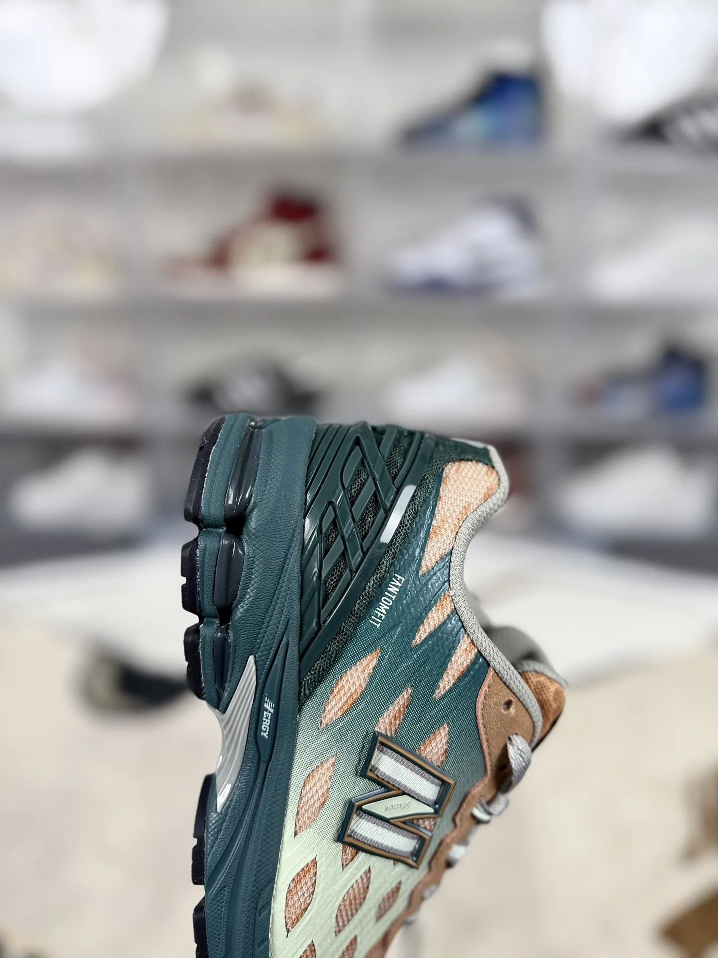 💰190 Z版纯原New Balance 1906 W 舒适百搭防滑耐磨 低帮 休闲跑步鞋 男女同款 绿橙 新百伦 ▪️New Balance以诞生于21世纪的科技跑鞋1906为蓝本,融合现代先锋科技与日常使用风格注入当代美学,革新演绎复古时尚。淋漓经典轮廓,致敬千福一代跑者的科技美学,1906R以现代设计语言还原初始配色,层次演绎时光更迭的魅力。 ▪️尺码:36-47(36 37 37.5 38 38.5 39.5 40 40.5 41.5 42 42.5 43 44 44.5 45 45.5 46.5 47) ▪️货号:U1906WFB