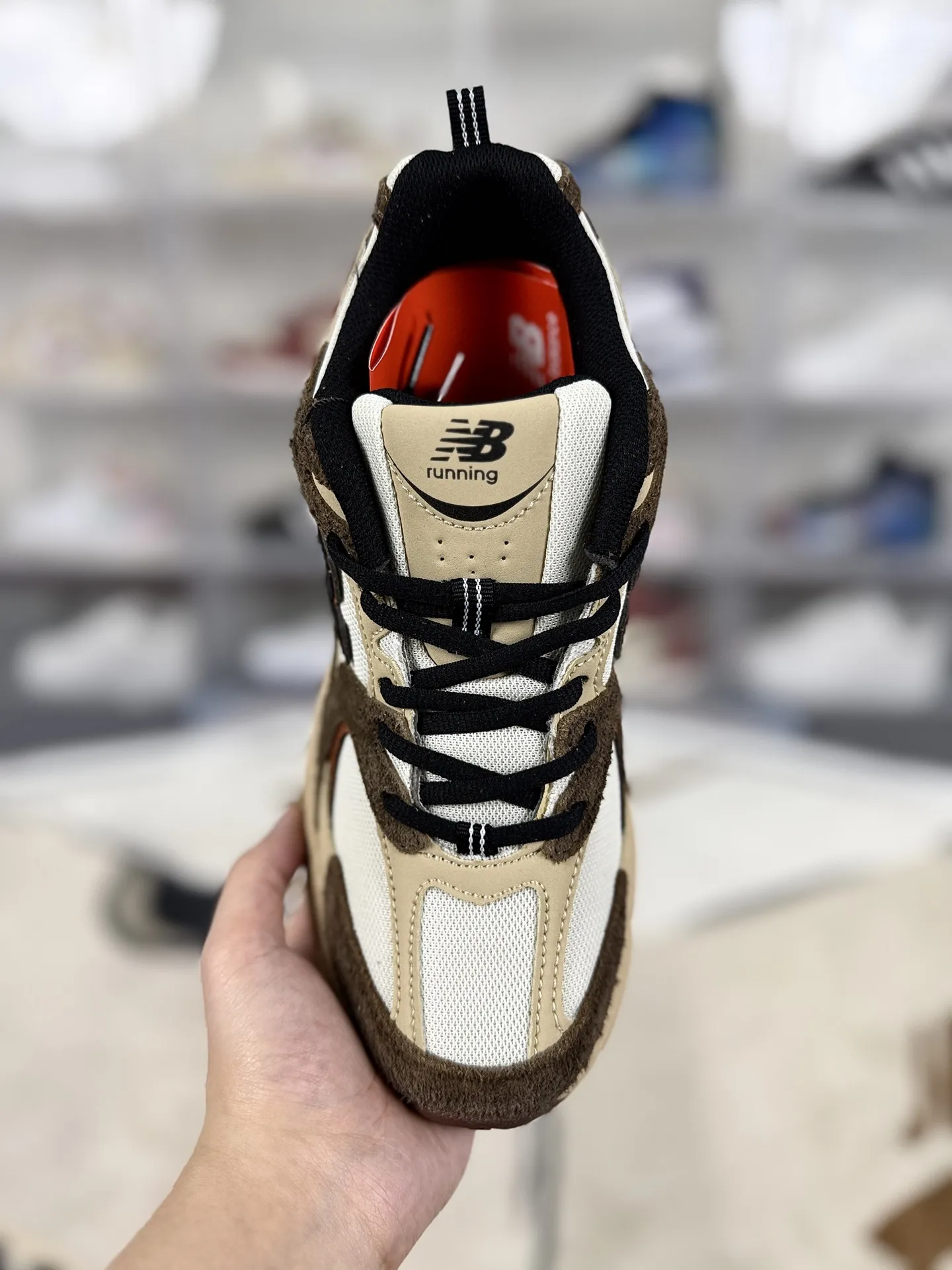 💰170 GS纯原New Balance NB 530 舒适简约防滑耐磨 低帮 休闲城市通勤跑步鞋 男女款 白褐色 新百伦 ▪️全新 New Balance 530 以极具复古风范的网面老爹鞋外观呈现。设计上全鞋以简约清爽的配色作基底，鞋身覆盖大面积织物网眼材质，并于鞋头、鞋带孔眼片等细节处点缀对比鲜明的反光银镀层凸显。鞋舌、侧身等位置则辅以一贯的&ldquo;N&rdquo;字标志和品牌徽标彰显身份，最后通过搭载的 ABZORB 缓震中底完善整体造型。 ▪️尺码：36-45（36 37 37.5 38 38.5 39.5 40 40.5 41.5 42 42.5 43 44 44.5 45） ▪️货号：MR530SNC