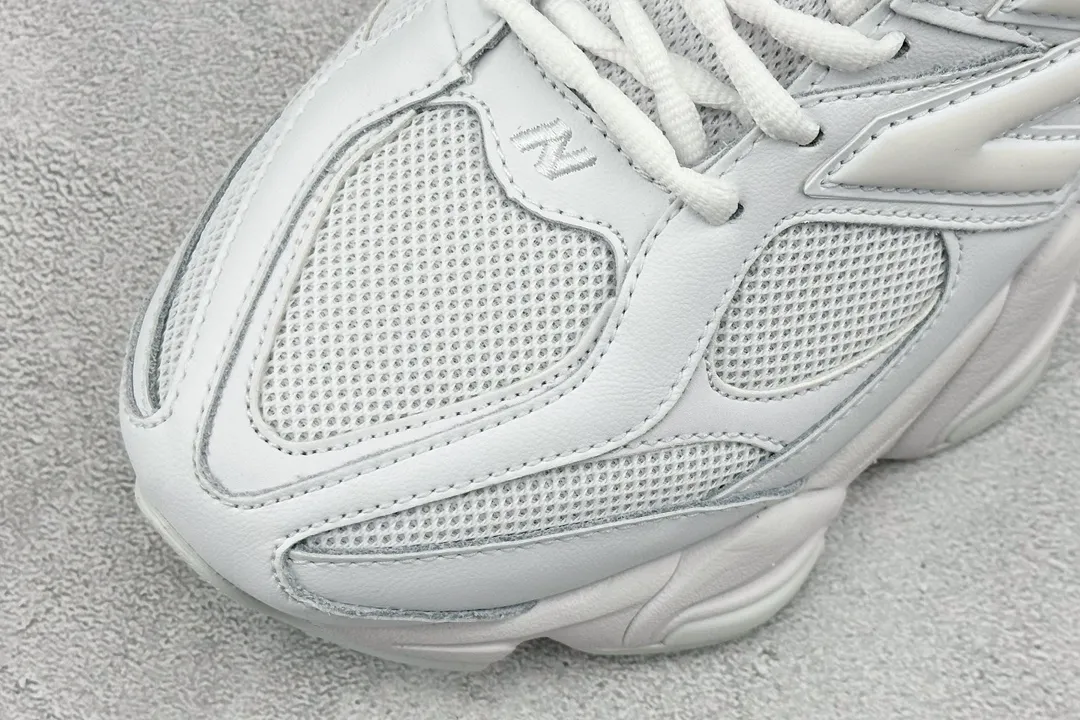 💰240 C版 Joe Freshgoods x New Balance NB9060 联名款 复古休闲运动慢跑鞋 鞋款灵感源自设计师本人对夏日的怀日回忆。鞋面大身由空间双格及磨砂鞋面拼接而生，配以柔和、温暖的粉橘色调，夏日氛围拉满#采用大面积网眼以及麂皮材质覆盖鞋身，还原经典气质。搭载ABZORB避震科技，由泡沫聚酯制成，上脚可以有效减少由鞋底反弹对身体及双腿的冲击力 官方货号: U9060NRJ 尺码：36 37 37.5 38 38.5 39.5 40 40.5 41.5 42 42.5 43 44 45 46.5 编码：YA5133