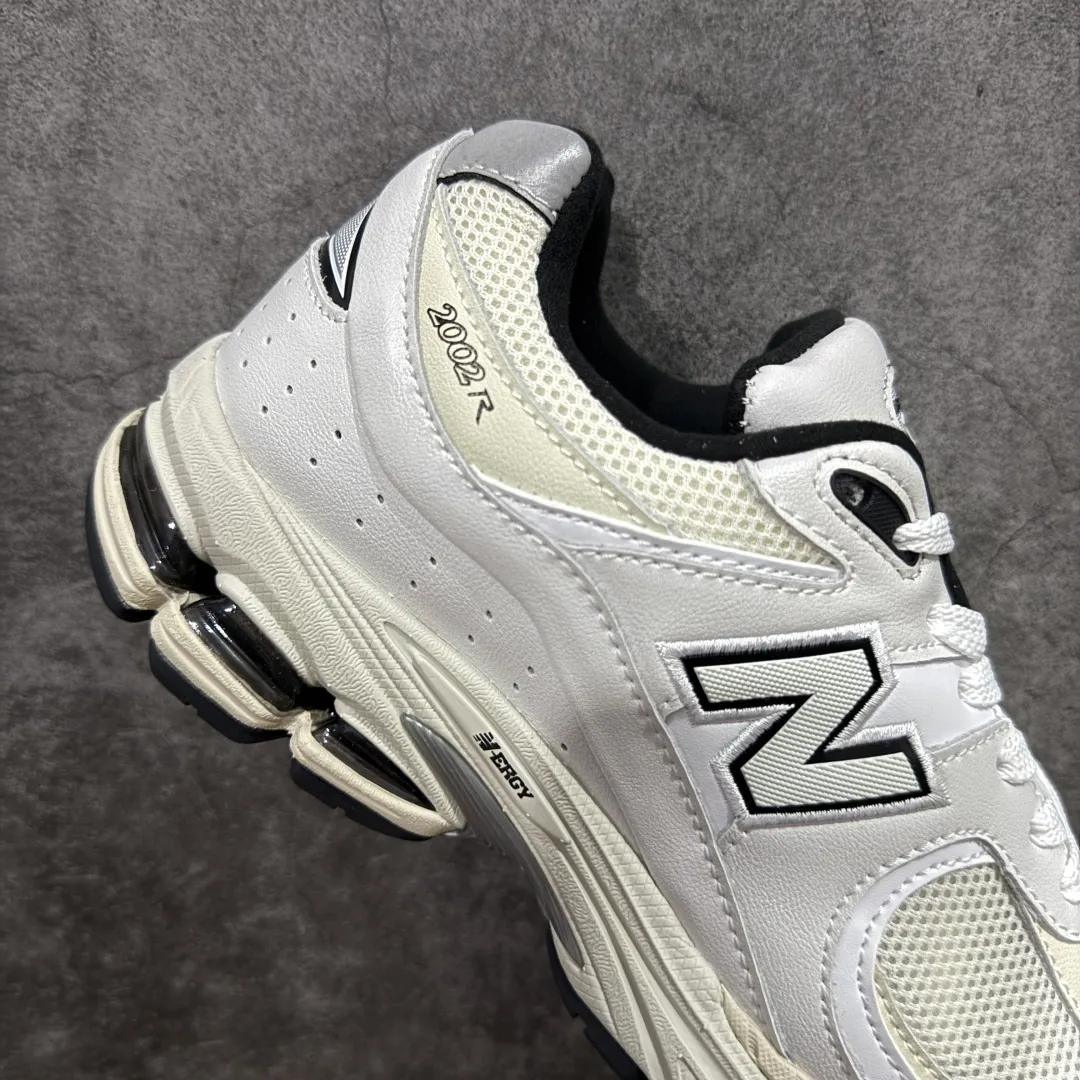 💰230【BC纯原版】New Balance NB2002R系列 ML2002RQ 全新版本 东莞大厂出品 市场第一梯队品质 绝对秒杀市场货 完美版型 正确组合大底 价格一步到位‼️ 全套原楦原纸板原厂数据开发 进口三明治网面 原装进口皮料正确绒感卡色 正确中底拉帮中底网布细节 原厂标裁 带紫光防伪 定制后跟透明水晶模块 冲裁组合 大底贴合程度胶水上色把控完美 整洁度挑战全网艺术家 多道序QC把关品质完善 匠心打造 耗时多月开发完成 工艺极其复杂难度可想而知 新开独立私模大底 正确六层组合大底 高端零售专供产物 Size:36 37 37.5 38 38.5 39 40 40.5 41 42 42.5 43 44 45 46 47.5 编码:GQB270280