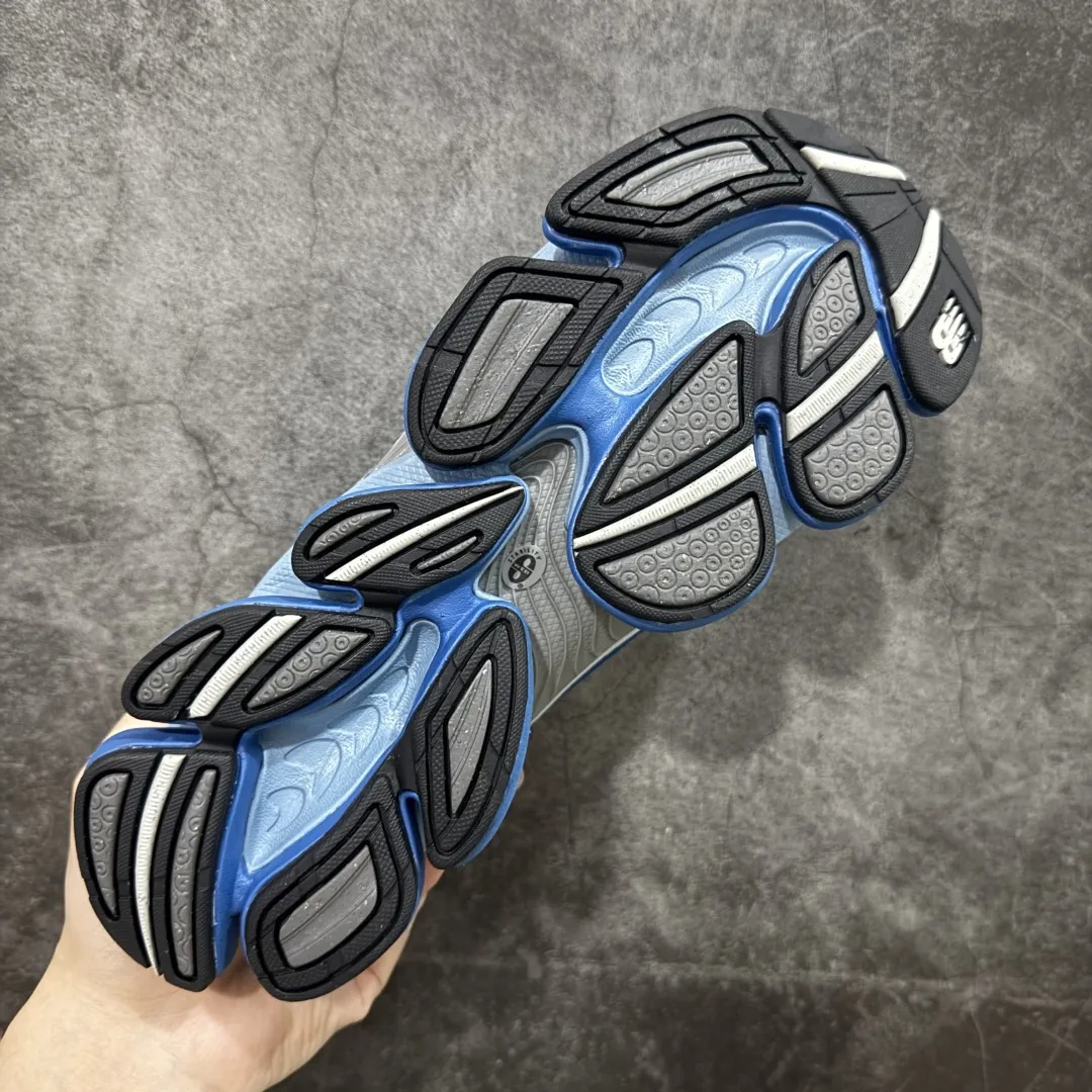 💰240 【纯原版】New Balance 新百伦 NB2000 网面休闲鞋 U2000PBB NB官方重磅新品 一款融合复古设计与现代科技的跑鞋,以其经典的造型和舒适脚感,成为2025年复古潮流爱好的推荐单品。 极具视觉冲击力的5根ABZORB单元,以及无缝鞋面的设计,加上3M反光材质的装饰,比之前推出的9060系列更夸张,更具未来感。 货号:U2000PBB 尺码 :36-46.5 编码:JPC280290