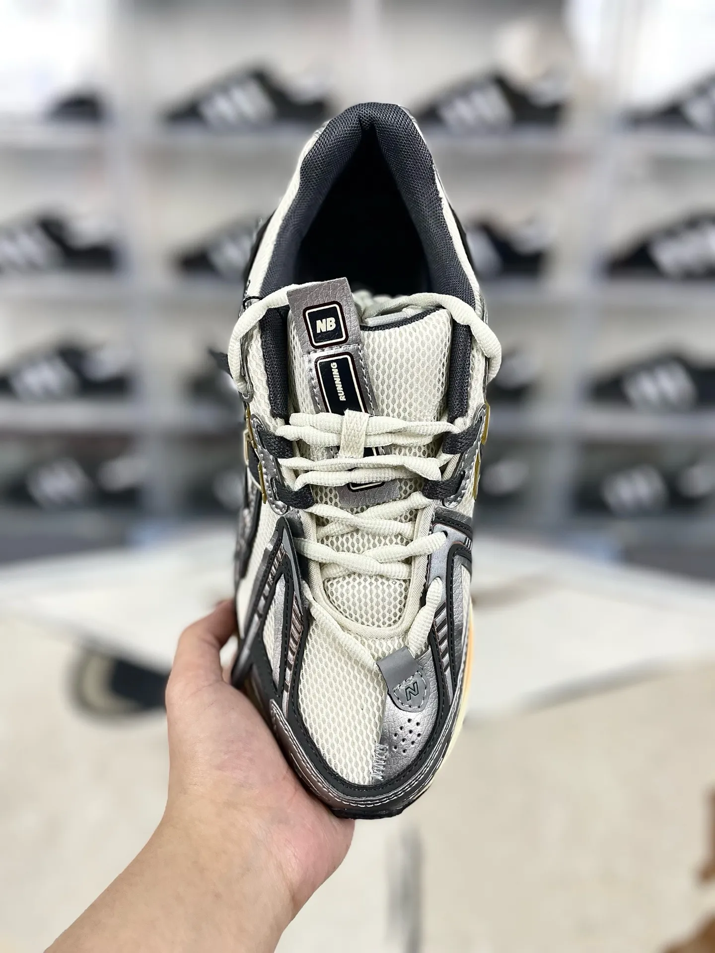 💰220 GS纯原 六层组合底New Balance 1906A 系带圆头耐磨 低帮跑步鞋 男款 灰银解构 新百伦 ▪️New Balance以诞生于21世纪的科技跑鞋1906为蓝本,融合现代先锋科技与日常使用风格注入当代美学,革新演绎复古时尚。淋漓经典轮廓,致敬千福一代跑者的科技美学,1906R以现代设计语言还原初始配色,层次演绎时光更迭的魅力。 ▪️尺码:36-45(36 37 37.5 38 38.5 39.5 40 40.5 41.5 42 42.5 43 44 44.5 45) ▪️货号:M1906AD