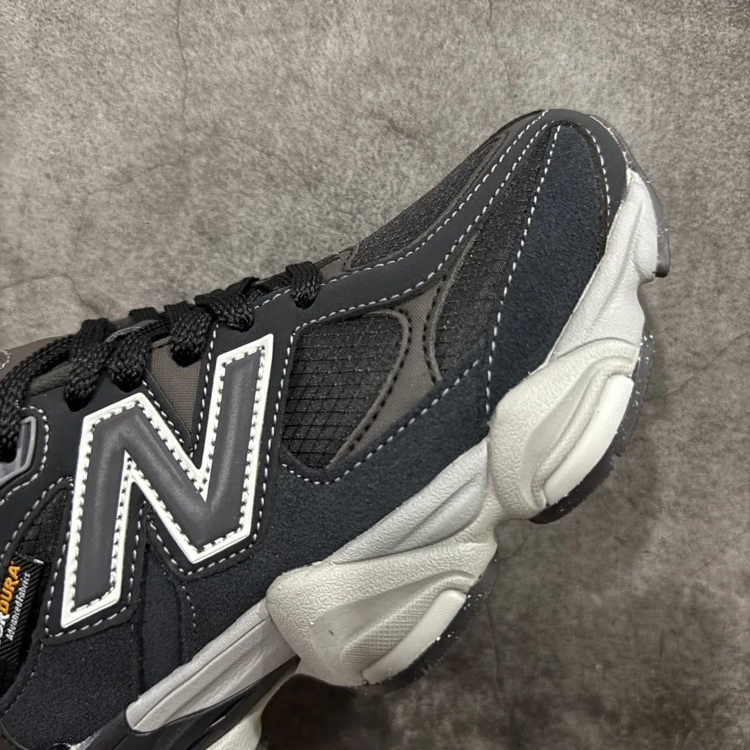 💰240【纯原版】 New Balance NB9060 联名款 复古休闲运动慢跑鞋 灰色 U9060ORA 全套原楦原纸板原厂数据开发 进口三明治网面 原装进口翻毛皮料正确绒感卡色 正确中底拉帮中底网布细节 原厂标裁 带紫光防伪 定制后跟透明水晶模块 冲裁组合 大底贴合程度胶水上色把控完美 整洁度挑战全网艺术家 多道序QC把关品质完善 匠心打造 耗时两个月开发完成 工艺极其复杂难度可想而知 新开独立私模大底 全网唯一正确六层组合大底 高端零售专供产物 Size：36 37 37.5 38 38.5 39 40 40.5 41.5 42 42.5 43 44 45 46.5 编码：JPC290300