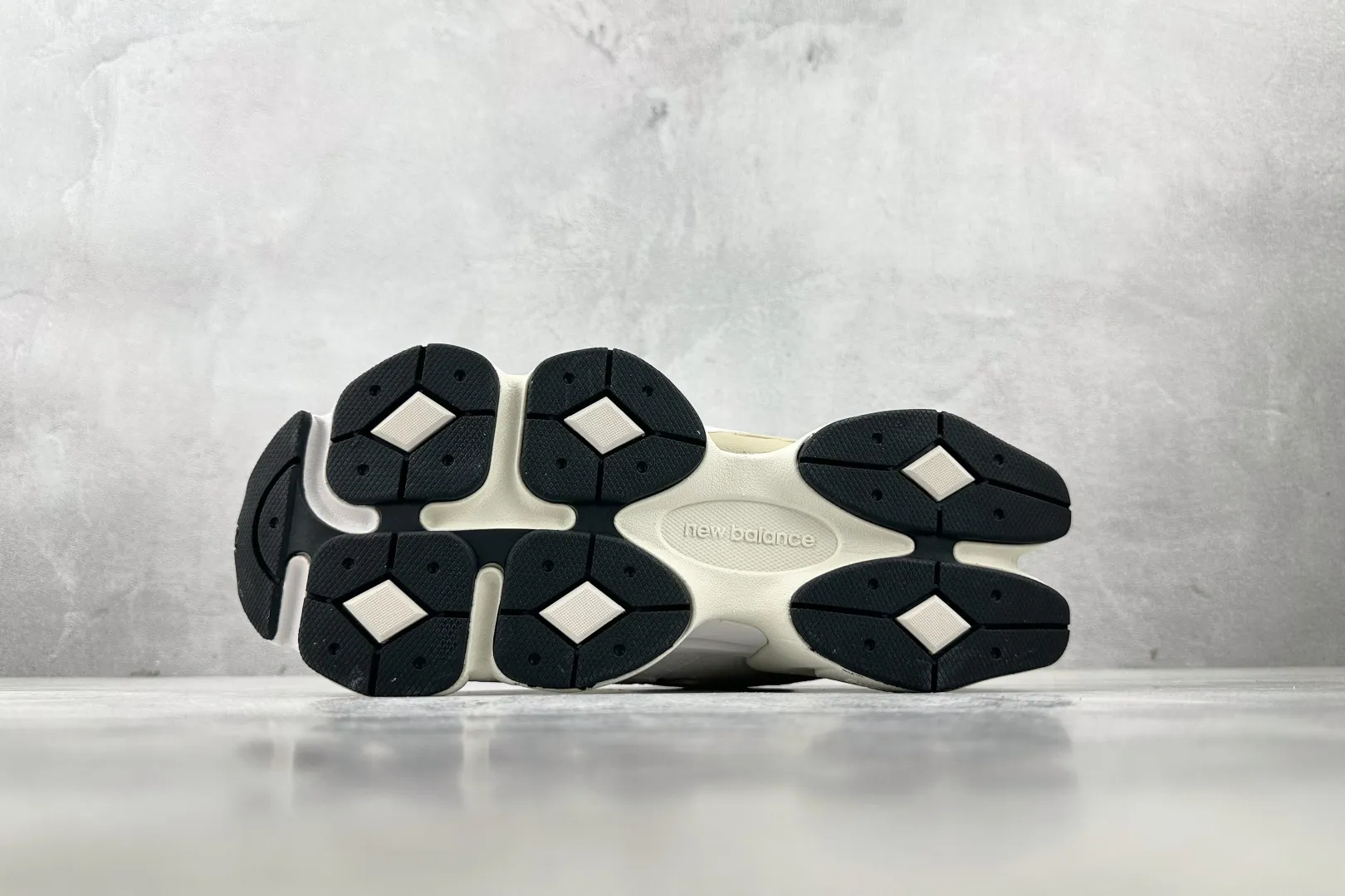 💰240 C版 纯原 大厂出品 新百伦9060 New Balance NB 9060 米色 货号: U9060WHT 尺码：36 37 37.5 38 38.5 39.5 40 40.5 41.5 42 42.5 43 44 44.5 45 46 46.5