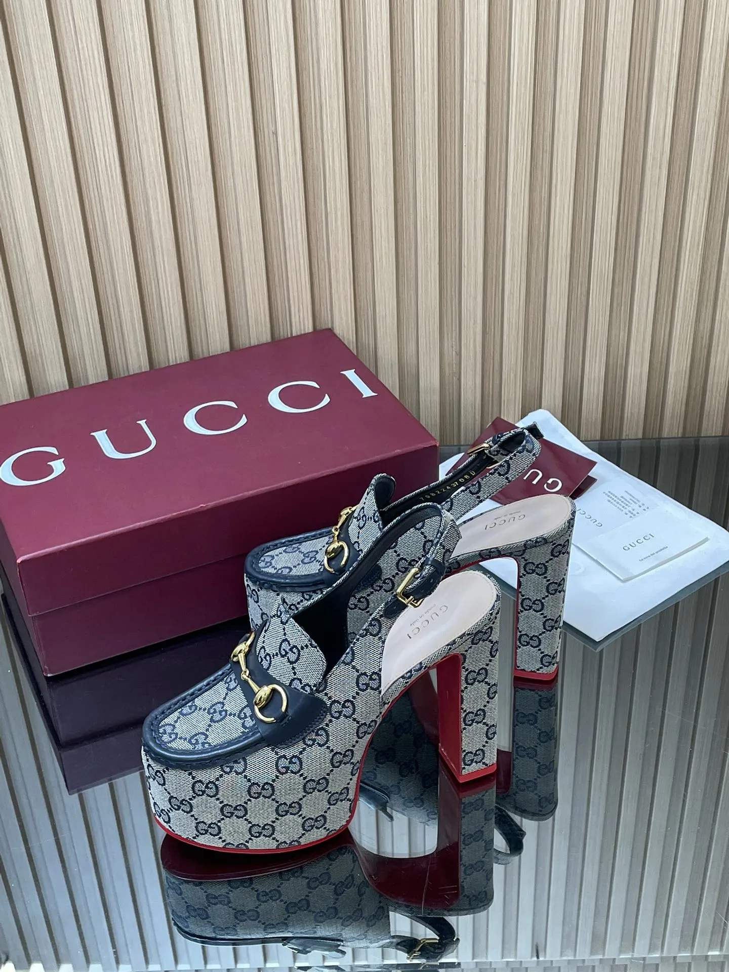 2026早春系列Gucci/古奇🔥新品🆕撞色红底🔥防水台马鞍扣 马衔扣 厚底后系带乐福鞋🆕老花G布单鞋💰350🔥高跟厚底防水台慕勒凉鞋,鞋柜必备款 原版套楦 高端品质👍 典藏图案继续在Guucci全新系列中大放异彩。全新系列匠心呈献马衔扣配件,彰显品牌马术传承。这款女士后系带鞋采用‼️大红撞色底‼️高跟点睛亮眼设计,打造稳固而舒适的穿着体验,浅金色调配件,踝部可调节搭扣开合方便穿搭💋✌️ 面料:进口GG老花帆布+牛皮 原版1:1定制五金 内里: 羊皮垫脚 大底:意大利真皮大底 跟高:后高跟14cm 前防水台:5cm 码数:35-42(404142订) 包装:全套原版高端包装 意大利创作