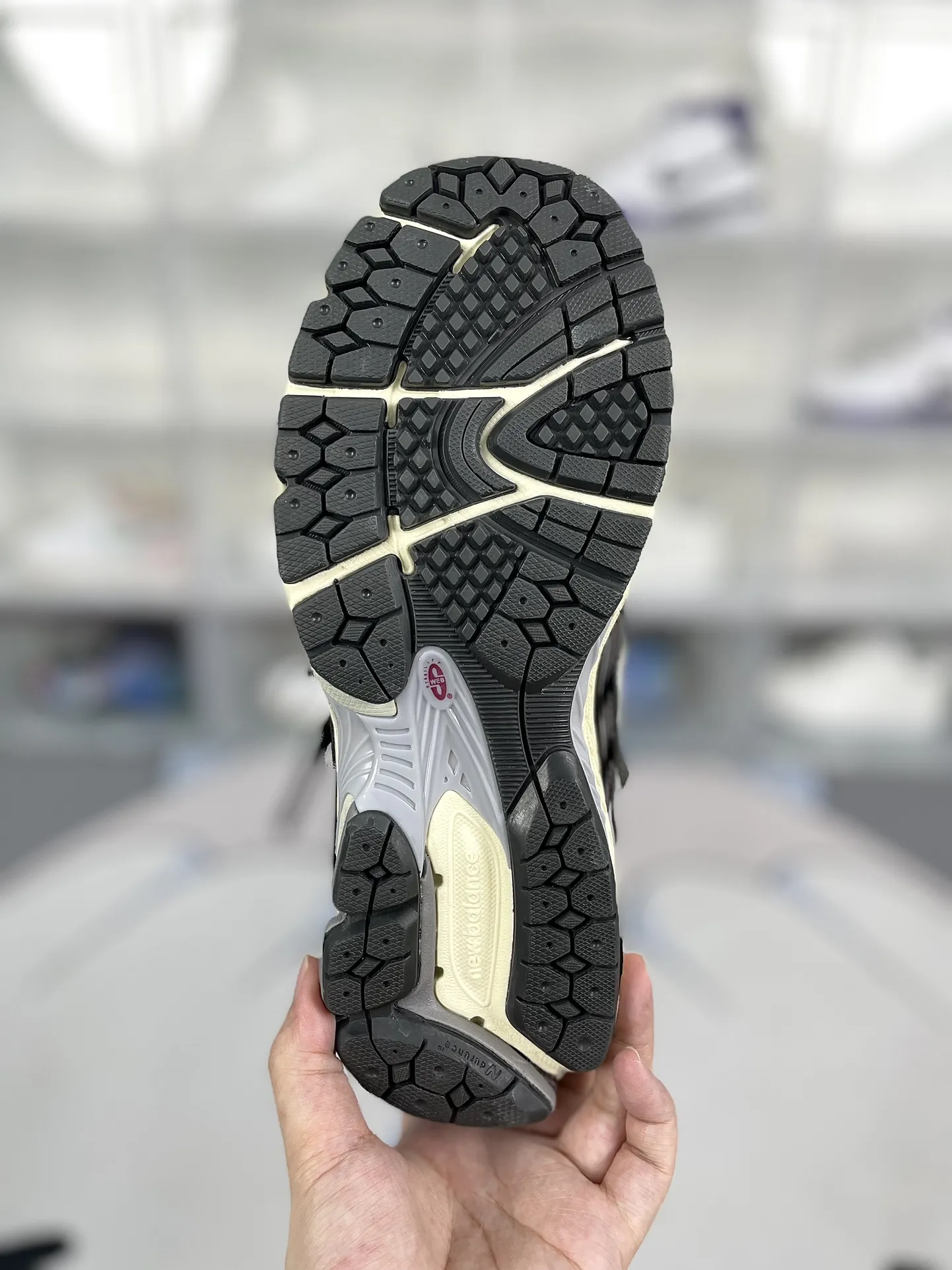 💰200 Z版纯原New Balance NB 1906A 龙年新品复古网面减震 低帮 休闲跑步鞋 男女同款 酒红解构 新百伦 ▪️New Balance以诞生于21世纪的科技跑鞋1906为蓝本，融合现代先锋科技与日常使用风格注入当代美学，革新演绎复古时尚。淋漓经典轮廓，致敬千福一代跑者的科技美学，1906R以现代设计语言还原初始配色，层次演绎时光更迭的魅力。 ▪️尺码：36-47（36 37 37.5 38 38.5 39.5 40 40.5 41.5 42 42.5 43 44 44.5 45 45.5 46.5 47） ▪️货号：M1906AR