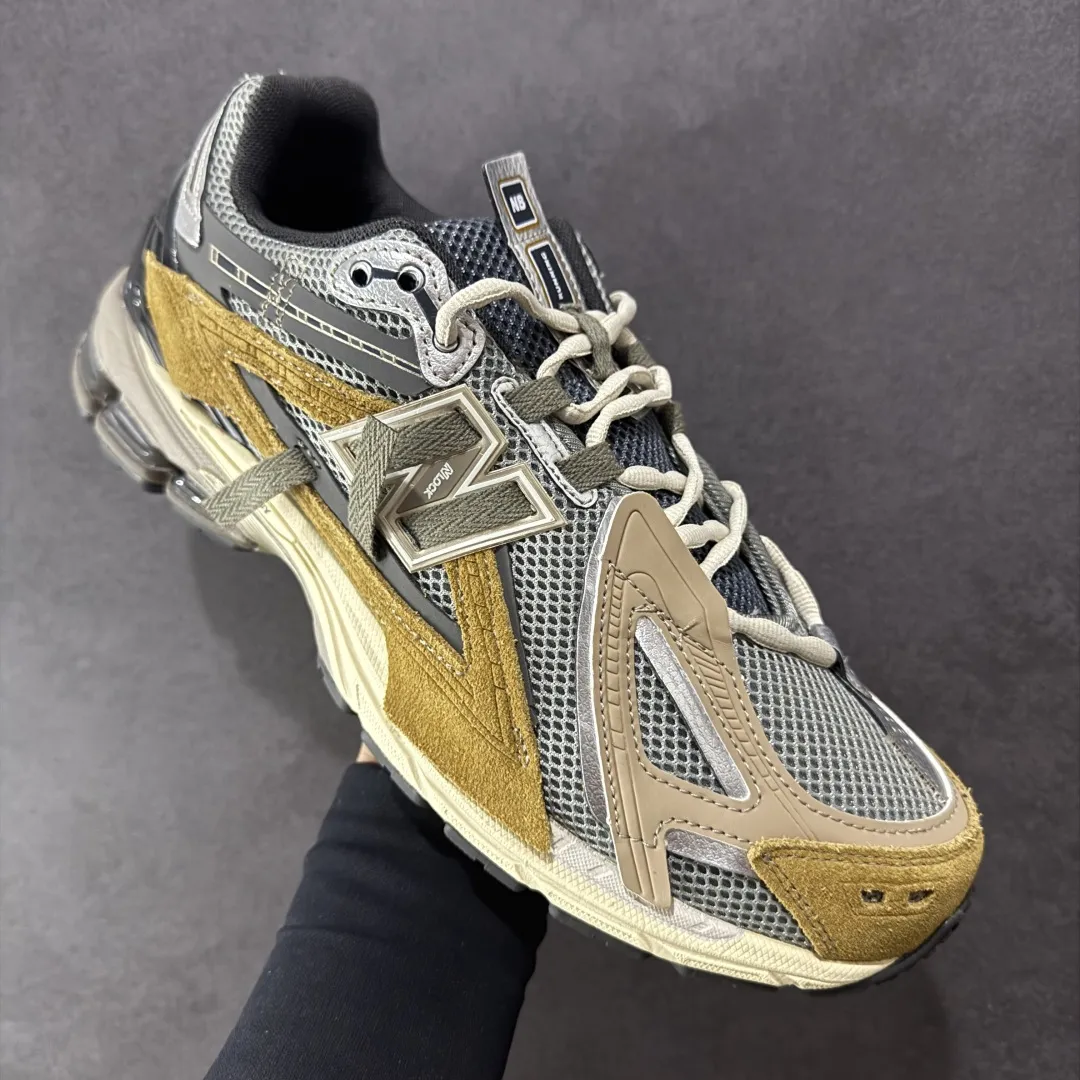 💰220 【纯原B版】NB新百伦New Balance M1906R 系列复古老爹风休闲运动慢跑鞋 M1906AA 高度复刻原厂大底 追求极致完美 每一双都是工艺品 采用轻质牛剖革拼接透气网眼衬垫织物鞋面材质 T-Beam大底提供足步弓支撑,保持步态稳定#后跟搭载外露缓震胶 鞋身整体以各种深浅不一的灰色覆盖,鞋头以淡蓝色调装饰,网眼衬垫通过不规律的色块实现做旧的美感,泛黄的鞋底更是进一步增添了复古气息。 尺码:36 37 37.5 38 38.5 39.5 40 40.5 41.5 42 42.5 43 44 45 46.5 编码:MK240270