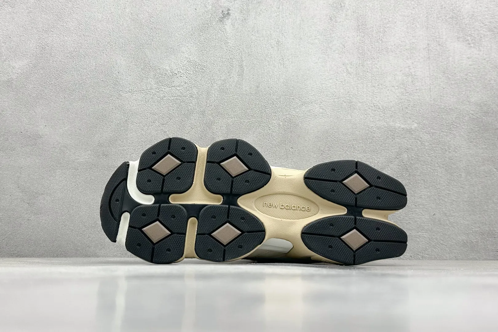 💰240 C版 Joe Freshgoods x New Balance NB9060 联名款 复古休闲运动慢跑鞋 #鞋款灵感源自设计师本人对夏日的怀日回忆。鞋面大身由空间双格及磨砂鞋面拼接而生，配以柔和、温暖的粉橘色调，夏日氛围拉满 #采用大面积网眼以及麂皮材质覆盖鞋身，还原经典气质。搭载ABZORB避震科技，由泡沫聚酯制成，上脚可以有效减少由鞋底反弹对身体及双腿的冲击力 货号： U9060FLP 尺码：36 37 37.5 38 38.5 39 40 40.5 41 42 42.5 43 44 44.5 45 46.5 编码：33