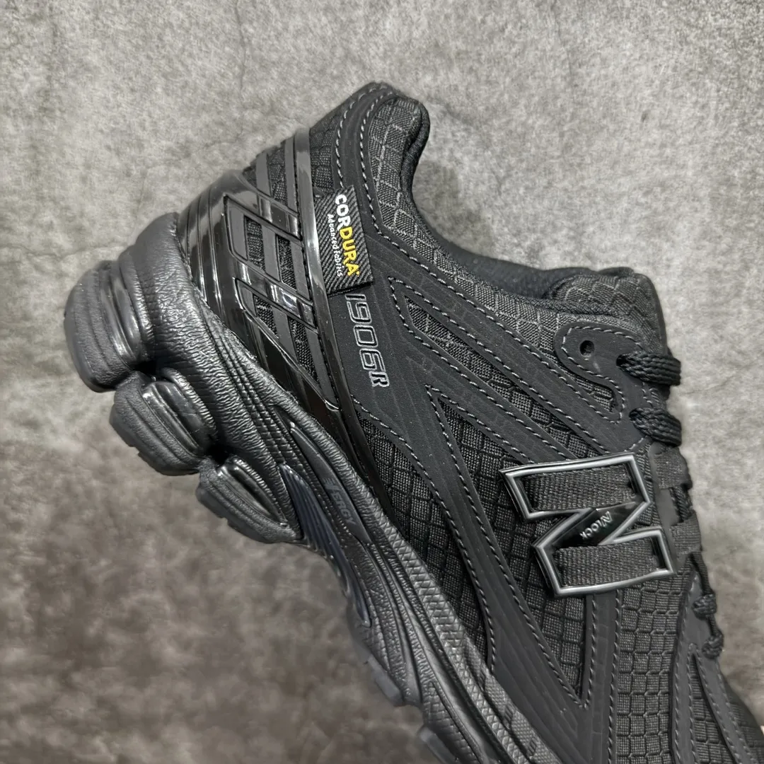 💰240 【纯原版】NB新百伦New Balance M1906R U1906RWF 系列复古老爹风休闲运动慢跑鞋 采用轻质牛剖革拼接透气网眼衬垫织物鞋面材质#T-Beam大底提供足步弓支撑，保持步态稳定#后跟搭载外露缓震胶 鞋身整体以各种深浅不一的灰色覆盖，鞋头以淡蓝色调装饰，网眼衬垫通过不规律的色块实现做旧的美感，泛黄的鞋底更是进一步增添了复古气息。 尺码：36 37 37.5 38 38.5 39.5 40 40.5 41.5 42 42.5 43 44 45 46.5 编码：JP260280