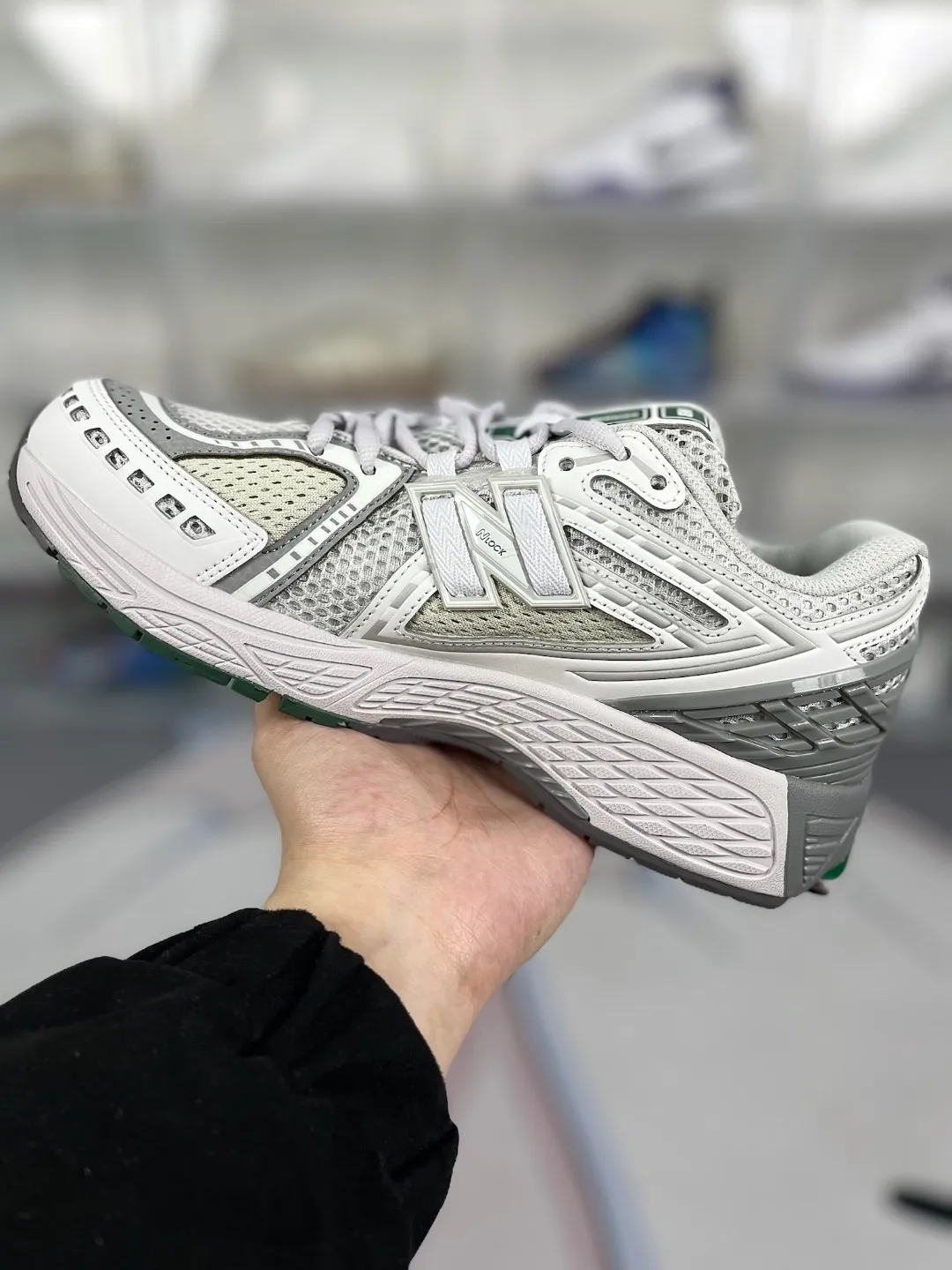 💰190 Z版纯原New Balance NB 1906R 龙年新品 格雷系 防滑透气 低帮 生活休闲鞋 男女同款 灰白色 新百伦 ▪️New Balance以诞生于21世纪的科技跑鞋1906为蓝本,融合现代先锋科技与日常使用风格注入当代美学,革新演绎复古时尚。淋漓经典轮廓,致敬千福一代跑者的科技美学,1906R以现代设计语言还原初始配色,层次演绎时光更迭的魅力。 ▪️尺码:36-45(36 37 37.5 38 38.5 39.5 40 40.5 41.5 42 42.5 43 44 44.5 45) ▪️货号:M1906RGP