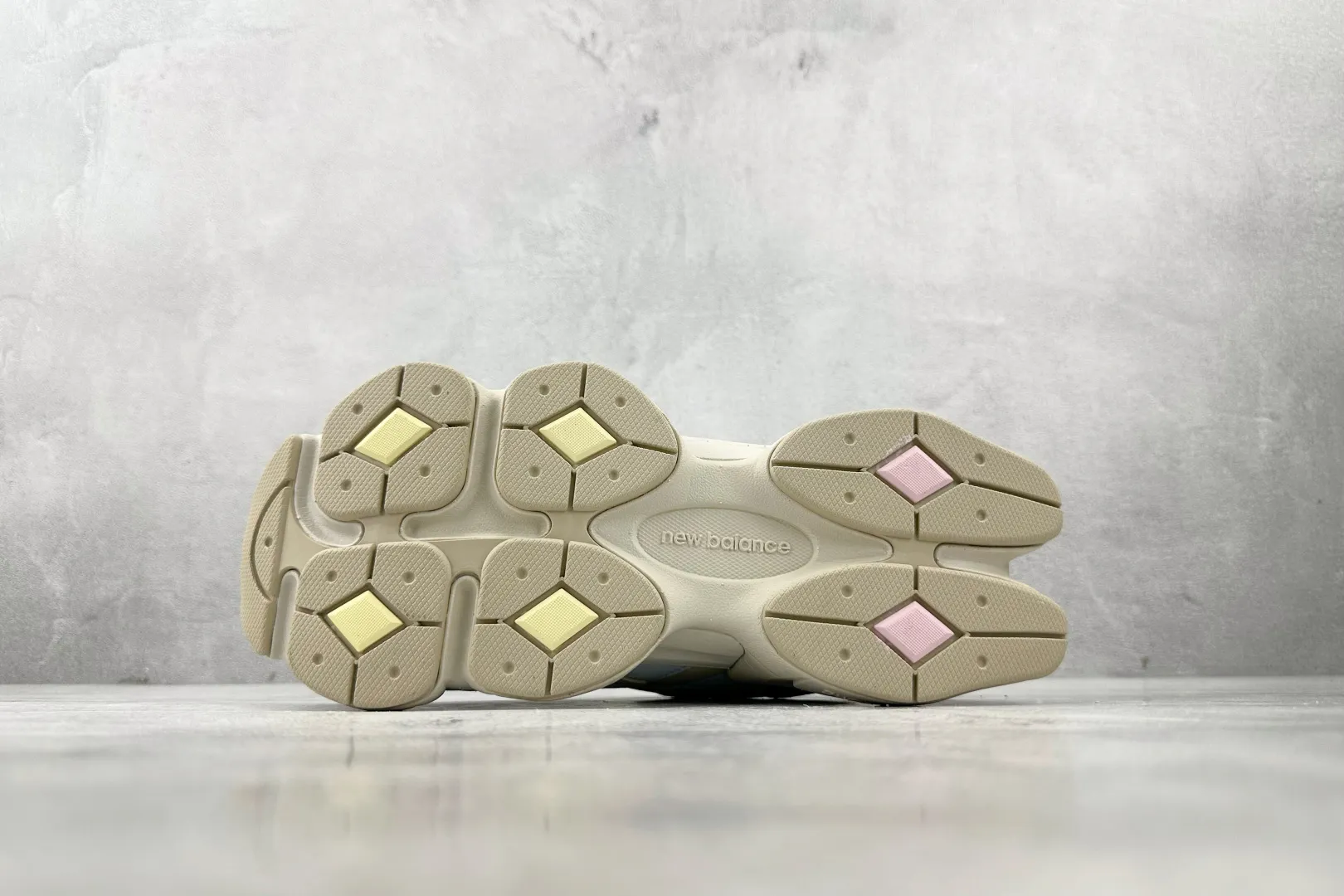 💰240 C版 纯原 大厂出品 新百伦9060 New Balance NB 9060 米白 货号: U9060JDS 尺码：36 37 37.5 38 38.5 39.5 40 40.5 41.5 42 42.5 43 44 44.5 45 46 46.5 编码：33