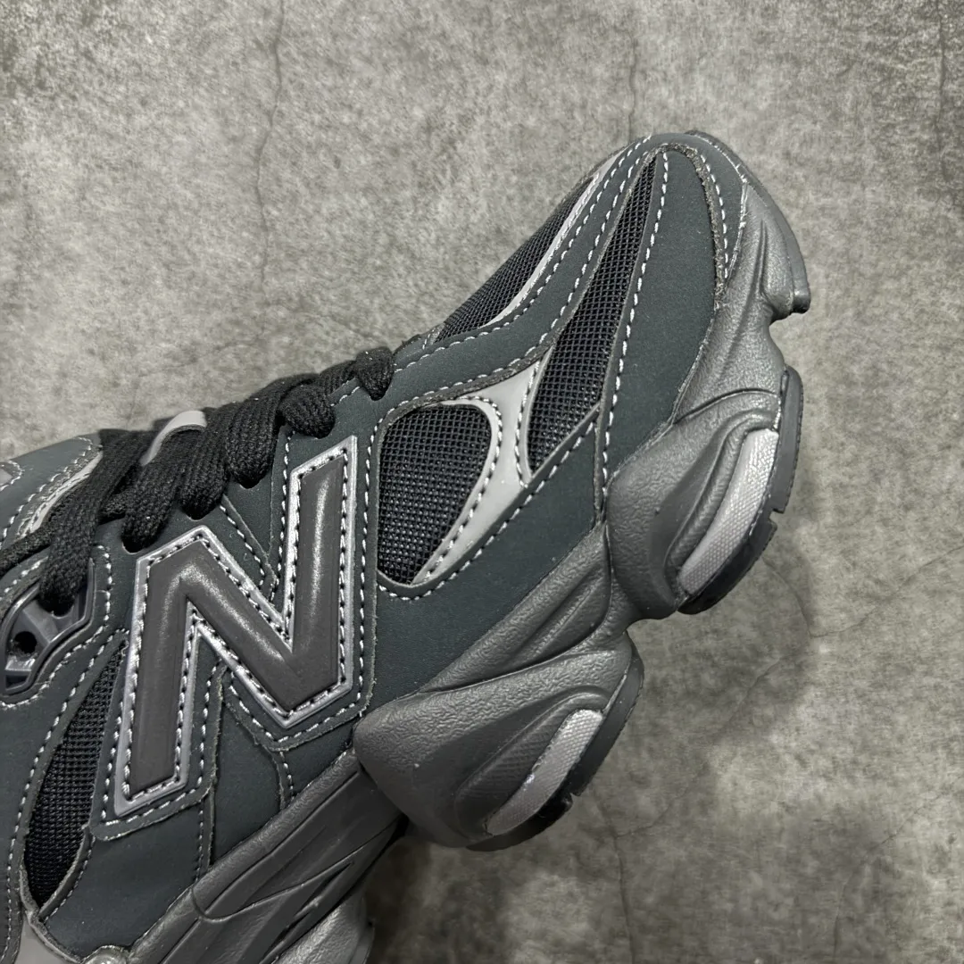 💰240【纯原版】 New Balance NB9060 联名款 复古休闲运动慢跑鞋 U906079E 全套原楦原纸板原厂数据开发 进口三明治网面 原装进口翻毛皮料正确绒感卡色 正确中底拉帮中底网布细节 原厂标裁 带紫光防伪 定制后跟透明水晶模块 冲裁组合 大底贴合程度胶水上色把控完美 整洁度挑战全网艺术家 多道序QC把关品质完善 匠心打造 耗时两个月开发完成 工艺极其复杂难度可想而知 新开独立私模大底 全网唯一正确六层组合大底 高端零售专供产物 尺码Size：36 37 37.5 38 38.5 39.5 40 40.5 41.5 42 42.5 43 44 45 46.5 编码：JPC290300