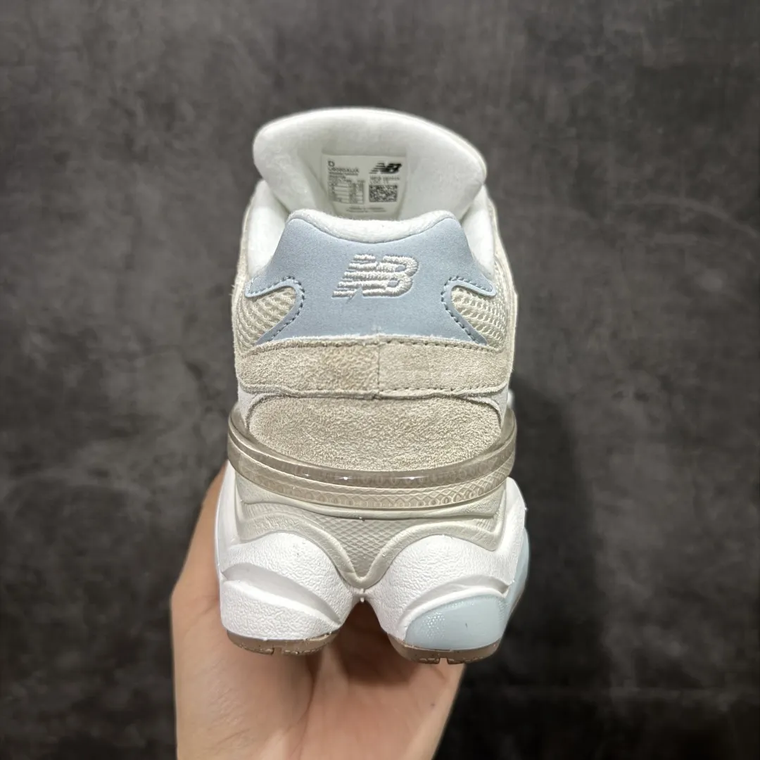 💰240【纯原版】 New Balance NB9060 联名款 复古休闲运动慢跑鞋 U9060AUA 全套原楦原纸板原厂数据开发 进口三明治网面 原装进口翻毛皮料正确绒感卡色 正确中底拉帮中底网布细节 原厂标裁 带紫光防伪 定制后跟透明水晶模块 冲裁组合 大底贴合程度胶水上色把控完美 整洁度挑战全网艺术家 多道序QC把关品质完善 匠心打造 耗时两个月开发完成 工艺极其复杂难度可想而知 新开独立私模大底 全网唯一正确六层组合大底 高端零售专供产物 Size：36 37 37.5 38 38.5 39.5 40 40.5 41.5 42 42.5 43 44 45 46.5