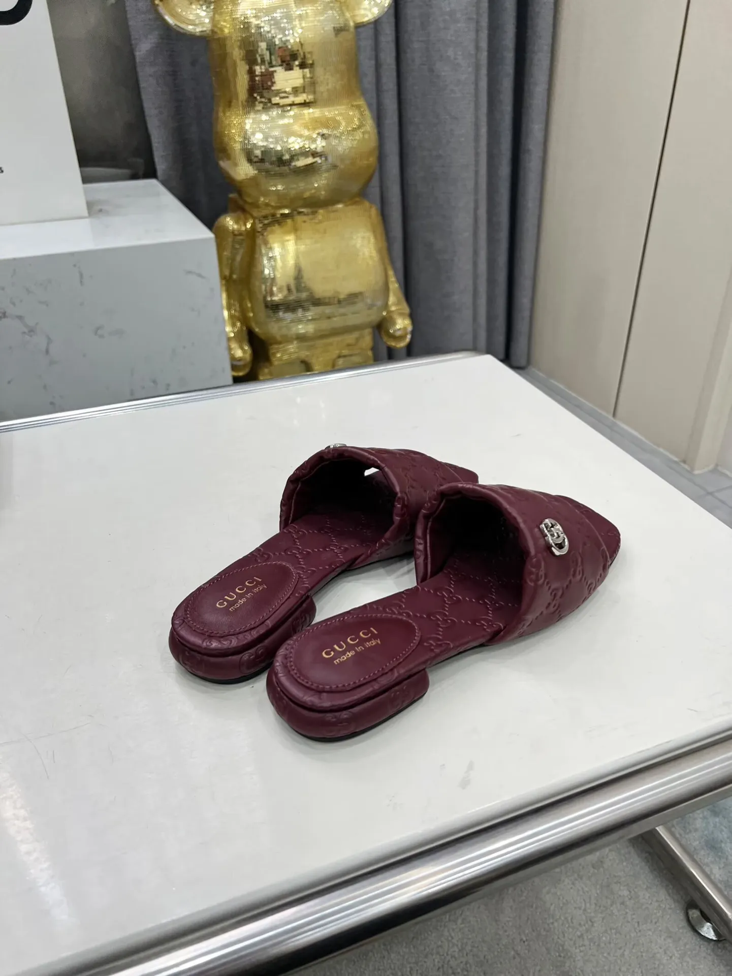 出厂价：200元 古驰双G拖鞋，时尚高端又个性十足的一款✅ 上脚很稳舒适又耐穿，日常搭配方便又独特，夏日必备经典款，鞋面采用GUCCI 3D压花、真皮大底 面料：牛皮 内里/垫脚：羊皮 颜色：黑、白、棕、酒红 码数：35&mdash;42（41、42需定做） 包装：配有布袋 卡片。