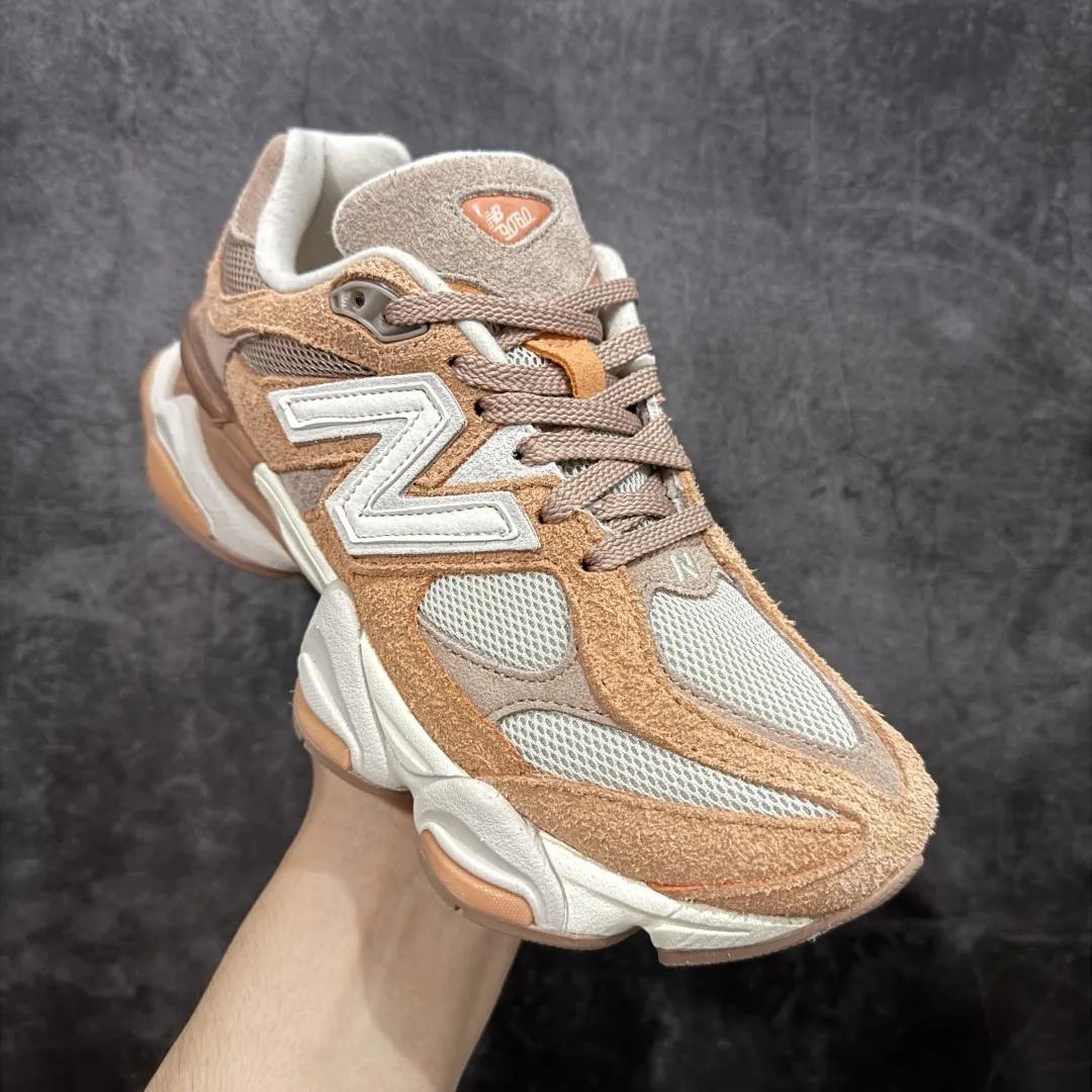 💰240【纯原版】 New Balance NB9060 联名款 复古休闲运动慢跑鞋 粉棕色U9060WCW 全套原楦原纸板原厂数据开发 进口三明治网面 原装进口翻毛皮料正确绒感卡色 正确中底拉帮中底网布细节 原厂标裁 带紫光防伪 定制后跟透明水晶模块 冲裁组合 大底贴合程度胶水上色把控完美 整洁度挑战全网艺术家 多道序QC把关品质完善 匠心打造 耗时两个月开发完成 工艺极其复杂难度可想而知 新开独立私模大底 全网唯一正确六层组合大底 高端零售专供产物 Size:36 37 37.5 38 38.5 39.5 40 40.5 41.5 42 42.5 43 44 45 46.5 编码:JPC290300