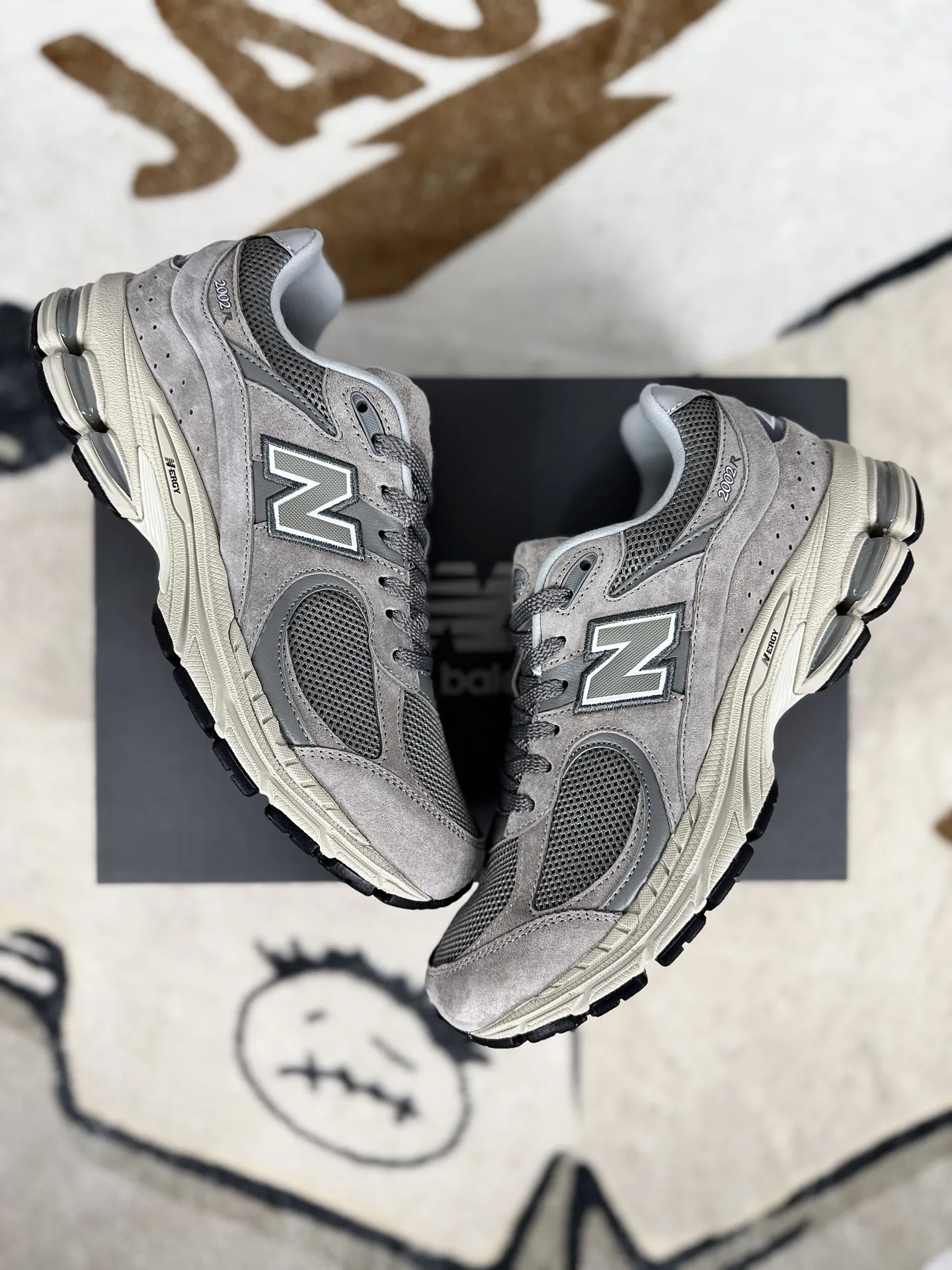 💰240 MR纯原 原厂麂皮New Balance NB 2002R 复古百搭耐磨包裹性支撑平衡增高 低帮跑步鞋 男女同款 元祖灰 新百伦 ▪️New Balance 2002系列复古跑步鞋，是一款备受喜爱的鞋款。鞋面采用柔软的麂皮和尼龙网布或透气网眼织物与猪巴皮革的结合，不仅透气性好，质感十足，还带有浓厚的复古感。鞋舌上的品牌标志与鞋面融为一体，提升了整体的质感；鞋侧的N字Logo采用特殊处理，呈现出独特的复古效果。中底采用缓震材质或轻量化的EVA材料，能够有效缓冲运动中对膝盖的冲击。配备了ABZORB缓震技术，能够在跑步过程中吸收和分散冲击力，减少对脚部的压力。升级版的N-ERGY缓震物料或能量回弹技术，为脚底提供了极致的舒适体验，并能将跑步时产生的能量回馈给脚部，提供更强劲的推进力。鞋底采用独特的弹性材料或T-Beam大底设计，提供良好的支撑和稳定性。鞋面采用透气网眼材料，轻薄柔软，能够有效排汗和通风，保持脚部干爽，减少异味产生。NB2002跑鞋以其独特的复古风格、出色的舒适度和支撑性能赢得了广泛好评。无论是运动爱好者还是时尚潮人，都能在这款鞋中找到自己的心仪之选。 ▪️尺码：36-46.5（36 37 37.5 38 38.5 39.5 40 40.5 41.5 42 42.5 43 44 44.5 45 46.5） ▪️货号：ML2002RC