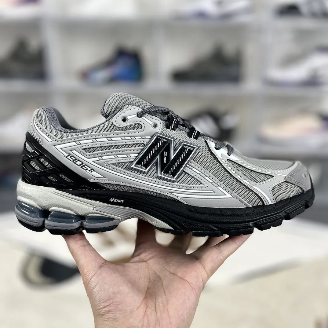 💰190 Z版纯原New Balance NB 1906R 舒适简约耐磨 低帮 休闲跑步鞋 男女款 黑灰 ▪️New Balance以诞生于21世纪的科技跑鞋1906为蓝本,融合现代先锋科技与日常使用风格注入当代美学,革新演绎复古时尚。淋漓经典轮廓,致敬千福一代跑者的科技美学,1906R以现代设计语言还原初始配色,层次演绎时光更迭的魅力。 ▪️尺码:36-47(36 37 37.5 38 38.5 39.5 40 40.5 41.5 42 42.5 43 44 44.5 45 45.5 46.5 47) ▪️货号:M1906RLG