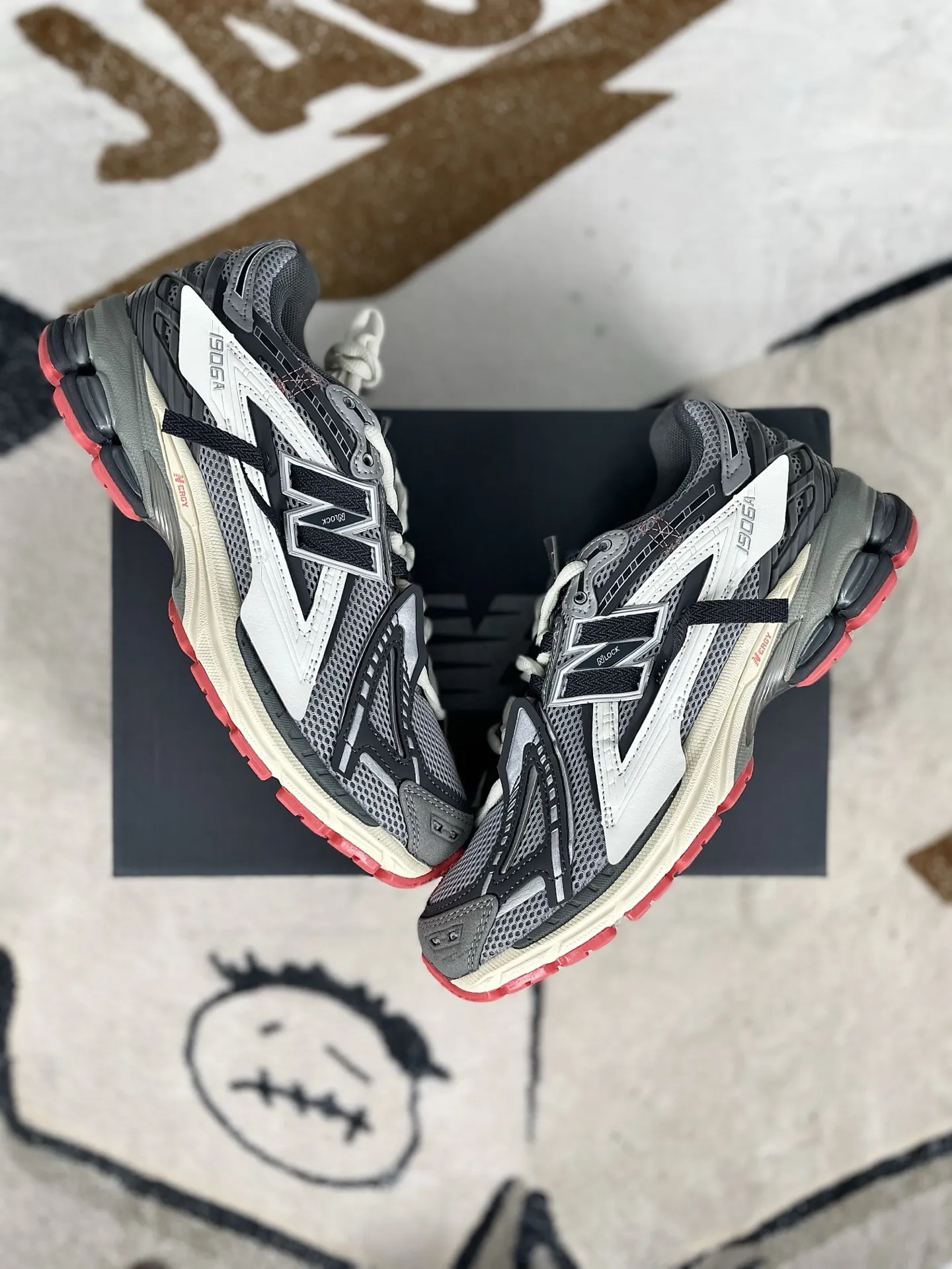 💰200 Z版纯原New Balance 1906A 舒适百搭防滑耐磨 低帮 休闲跑步鞋 男女同款 灰白红解构 新百伦 ▪️New Balance以诞生于21世纪的科技跑鞋1906为蓝本,融合现代先锋科技与日常使用风格注入当代美学,革新演绎复古时尚。淋漓经典轮廓,致敬千福一代跑者的科技美学,1906R以现代设计语言还原初始配色,层次演绎时光更迭的魅力。 ▪️尺码:36-47(36 37 37.5 38 38.5 39.5 40 40.5 41.5 42 42.5 43 44 44.5 45 45.5 46.5 47) ▪️货号:M1906AC/U1906AC