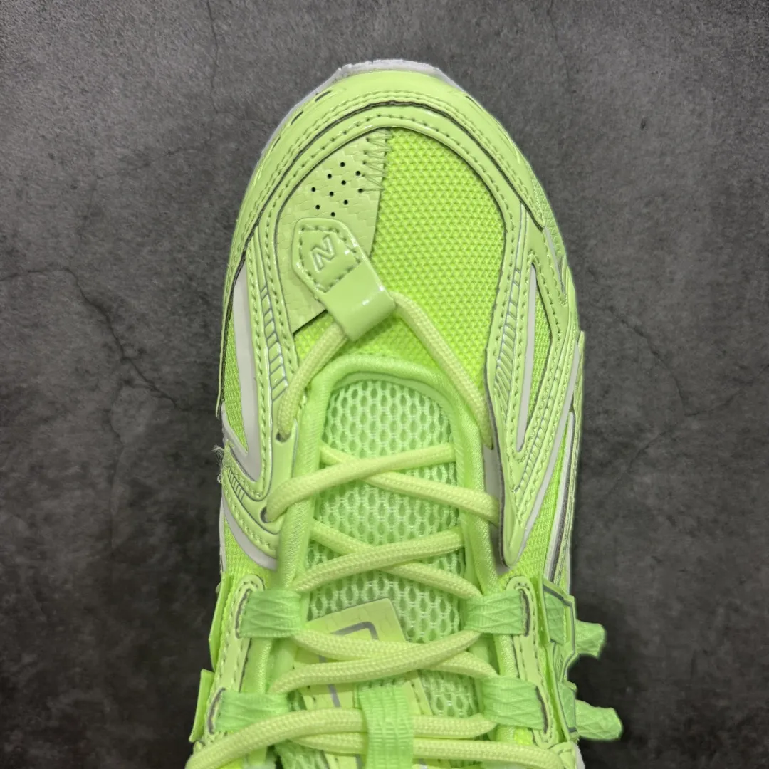 💰220【纯原版】NB新百伦New Balance NB1906 U1906AF系列复古老爹风休闲运动慢跑鞋 采用轻质牛剖革拼接透气网眼衬垫织物鞋面材质#T-Beam大底提供足步弓支撑，保持步态稳定#后跟搭载外露缓震胶 鞋身整体以各种深浅不一的灰色覆盖，鞋头以淡蓝色调装饰，网眼衬垫通过不规律的色块实现做旧的美感，泛黄的鞋底更是进一步增添了复古气息。 尺码：36 37 37.5 38 38.5 39.5 40 40.5 41.5 42 42.5 43 44 45 46.5 编码：JP260280