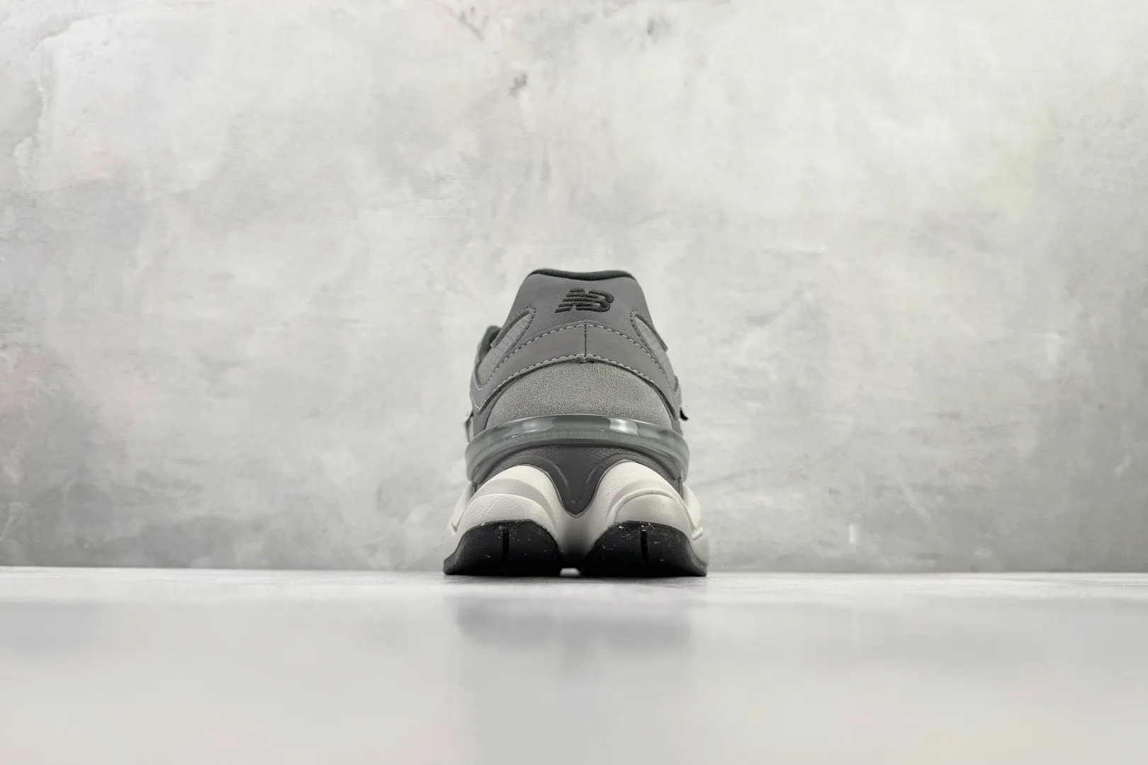 💰240 C版纯原大厂出品 New Balance NB 9060 灰色 货号: U9060ORB 尺码：36 36.5 37 38.5 39 40 40.5 41 42 42.5 43 44 44.5 45 46 46.5 47 编码：33