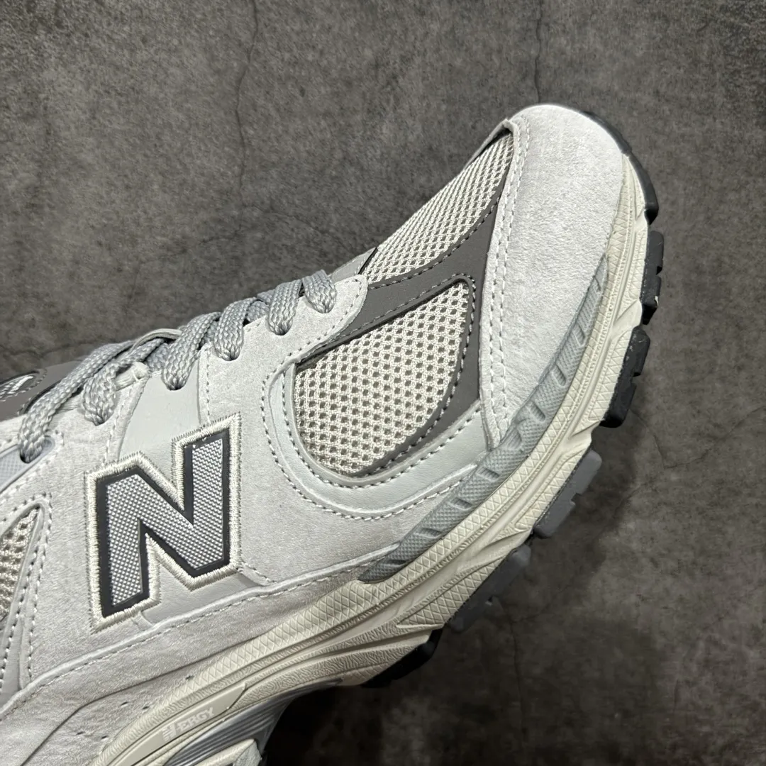 💰230 【BC纯原版】New Balance NB2002R系列 ML2002RO 全新版本 东莞大厂出品 市场第一梯队品质 绝对秒杀市场货 完美版型 正确组合大底 价格一步到位‼️ 全套原楦原纸板原厂数据开发 进口三明治网面 原装进口皮料正确绒感卡色 正确中底拉帮中底网布细节 原厂标裁 带紫光防伪 定制后跟透明水晶模块 冲裁组合 大底贴合程度胶水上色把控完美 整洁度挑战全网艺术家 多道序QC把关品质完善 匠心打造 耗时多月开发完成 工艺极其复杂难度可想而知 新开独立私模大底 正确六层组合大底 高端零售专供产物 Size:36 37 37.5 38 38.5 39 40 40.5 41 42 42.5 43 44 45 46 47.5 编码:GQB270280
