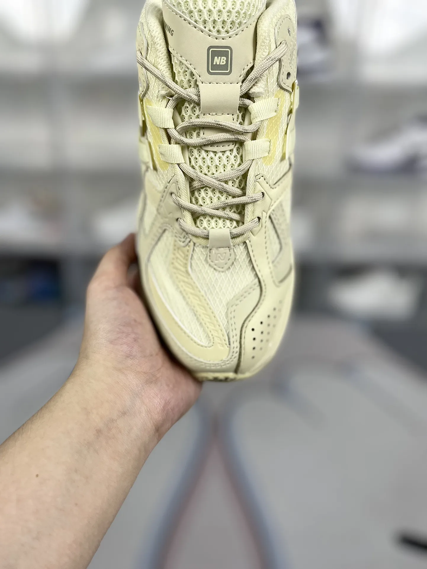 💰190 Z版纯原New Balance NB 1906U舒适时尚防滑耐磨 低帮 越野跑步鞋 男女同款 柠檬黄 新百伦 ▪️New Balance以诞生于21世纪的科技跑鞋1906为蓝本,融合现代先锋科技与日常使用风格注入当代美学,革新演绎复古时尚。淋漓经典轮廓,致敬千福一代跑者的科技美学,1906R以现代设计语言还原初始配色,层次演绎时光更迭的魅力。 ▪️尺码:36-45(36 37 37.5 38 38.5 39.5 40 40.5 41.5 42 42.5 43 44 44.5 45) ▪️货号:M1906NK