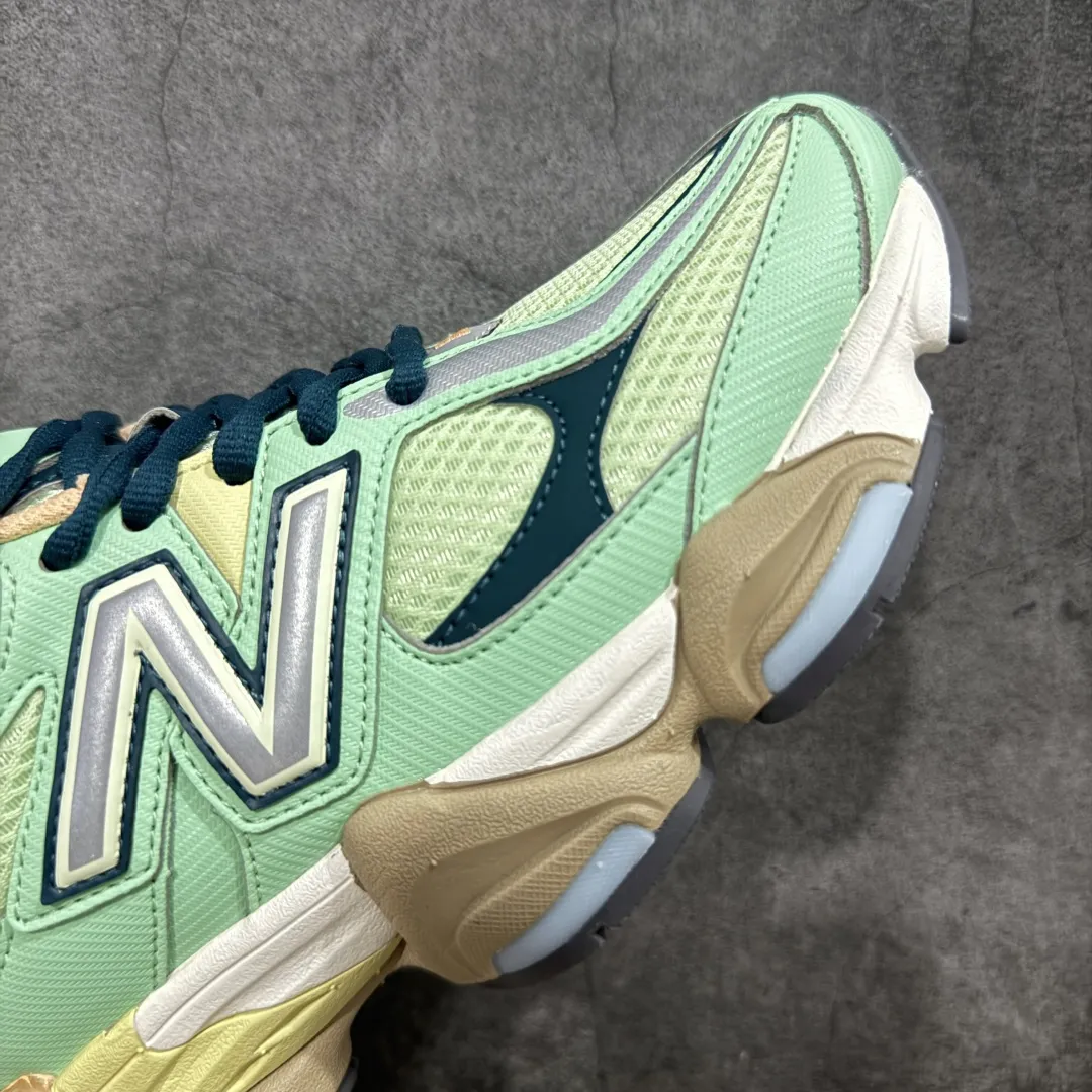 💰240【纯原版】 New Balance NB9060 联名款 复古休闲运动慢跑鞋 黑白色U9060TMA 全套原楦原纸板原厂数据开发 进口三明治网面 原装进口翻毛皮料正确绒感卡色 正确中底拉帮中底网布细节 原厂标裁 带紫光防伪 定制后跟透明水晶模块 冲裁组合 大底贴合程度胶水上色把控完美 整洁度挑战全网艺术家 多道序QC把关品质完善 匠心打造 耗时两个月开发完成 工艺极其复杂难度可想而知 新开独立私模大底 全网唯一正确六层组合大底 高端零售专供产物 Size：36 37 37.5 38 38.5 39.5 40 40.5 41.5 42 42.5 43 44 45 46.5 编码：JPC290300