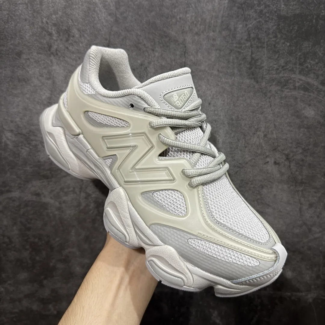 💰240【纯原版】 New Balance NB9060 联名款 复古休闲运动慢跑鞋 灰色 U9060IAB 全套原楦原纸板原厂数据开发 进口三明治网面 原装进口翻毛皮料正确绒感卡色 正确中底拉帮中底网布细节 原厂标裁 带紫光防伪 定制后跟透明水晶模块 冲裁组合 大底贴合程度胶水上色把控完美 整洁度挑战全网艺术家 多道序QC把关品质完善 匠心打造 耗时两个月开发完成 工艺极其复杂难度可想而知 新开独立私模大底 全网唯一正确六层组合大底 高端零售专供产物 Size:36 37 37.5 38 38.5 39 40 40.5 41 42 42.5 43 44 45 46.5 编码:JPC290300