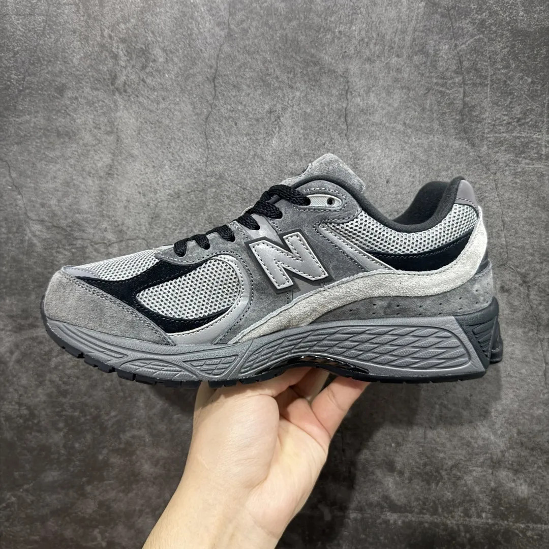 💰230 【纯原c版】NB New Balance M2002R 新百伦M2002RCL 灰黑 全新版本出货 新配色陆续开发出货 品质很好 价格实惠 全套原楦原纸板原厂数据开发 原厂网纱 原装进口皮料 正确绒感卡色 正确中底拉帮中底网布细节 一比一手工擦旧效果 冲裁组合 匠心打造 耗时两个月开发完成 工艺极其复杂难度可想而知 新开独立私模大底 全网唯一正确做旧组合大底 高端零售专供产物 尺码:36 37 37.5 38 38.5 39.5 40 40.5 41.5 42 42.5 43 44 44.5 45 45.5 46.5 编码:JPB280290