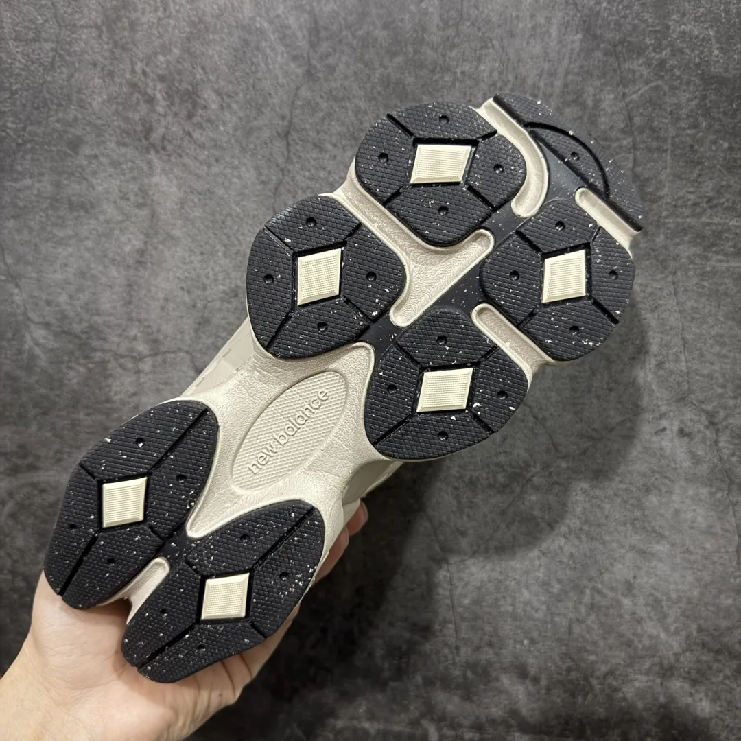 💰240【纯原版】 New Balance NB9060 联名款 复古休闲运动慢跑鞋 U906078T 全套原楦原纸板原厂数据开发 进口三明治网面 原装进口翻毛皮料正确绒感卡色 正确中底拉帮中底网布细节 原厂标裁 带紫光防伪 定制后跟透明水晶模块 冲裁组合 大底贴合程度胶水上色把控完美 整洁度挑战全网艺术家 多道序QC把关品质完善 匠心打造 耗时两个月开发完成 工艺极其复杂难度可想而知 新开独立私模大底 全网唯一正确六层组合大底 高端零售专供产物 Size:36 37 37.5 38 38.5 39.5 40 40.5 41.5 42 42.5 43 44 45 46.5 编码:JPC290300