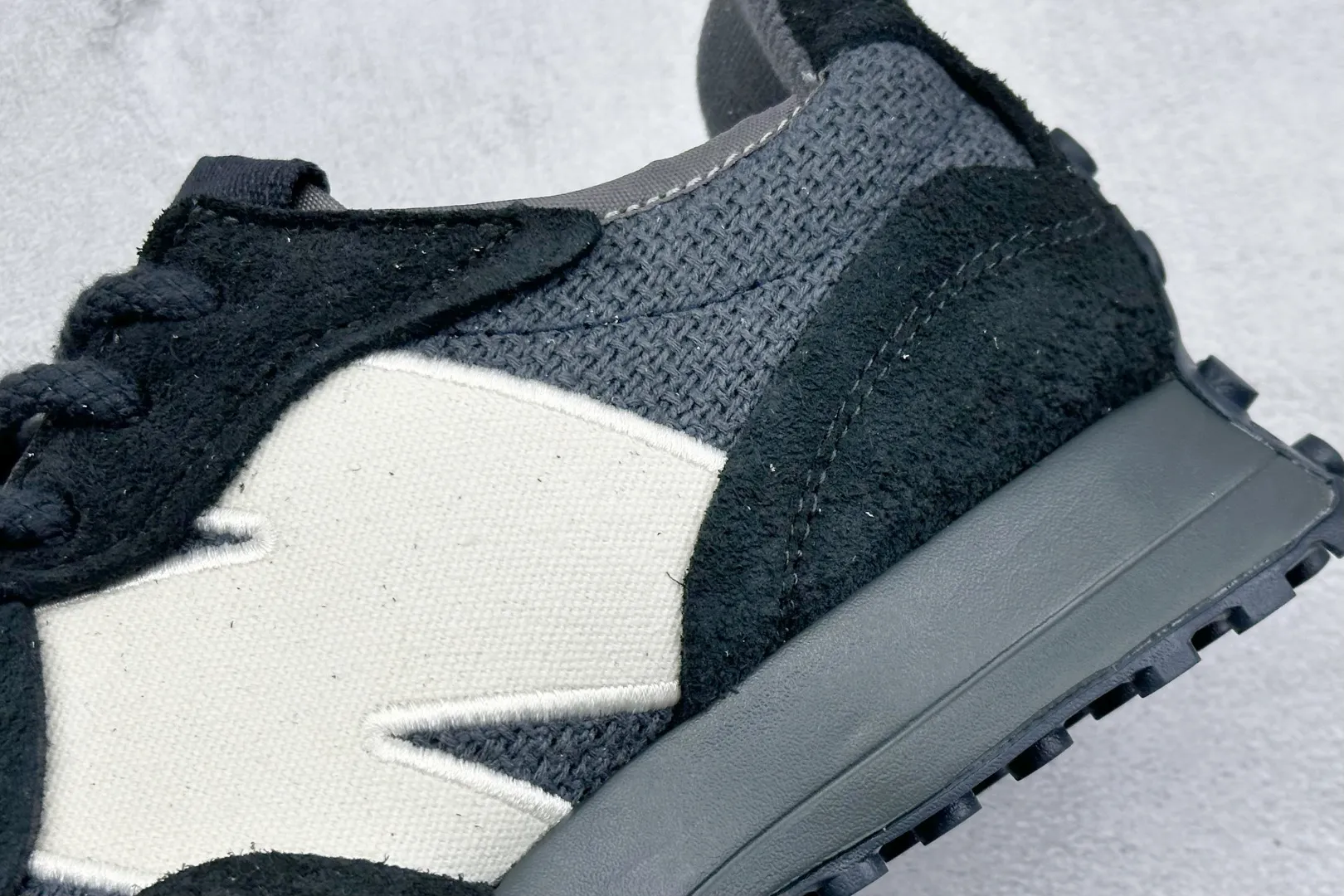 💰170 纯原New Balance MS327 复古休闲运动慢跑鞋 全新 New Balance 327 系列，以更纯粹的复古风格设计打造的全新造型。侧身还以解构设计，将 N 字标志以做旧压花样式呈现，样式别具新意。而麂皮、冲孔皮革的塑造，则呈现出高级怀旧气质，也让鞋款在奢华时装风格与运动氛围之间达到了平衡 官方货号: U327WVE 尺码：36-45 编码：28