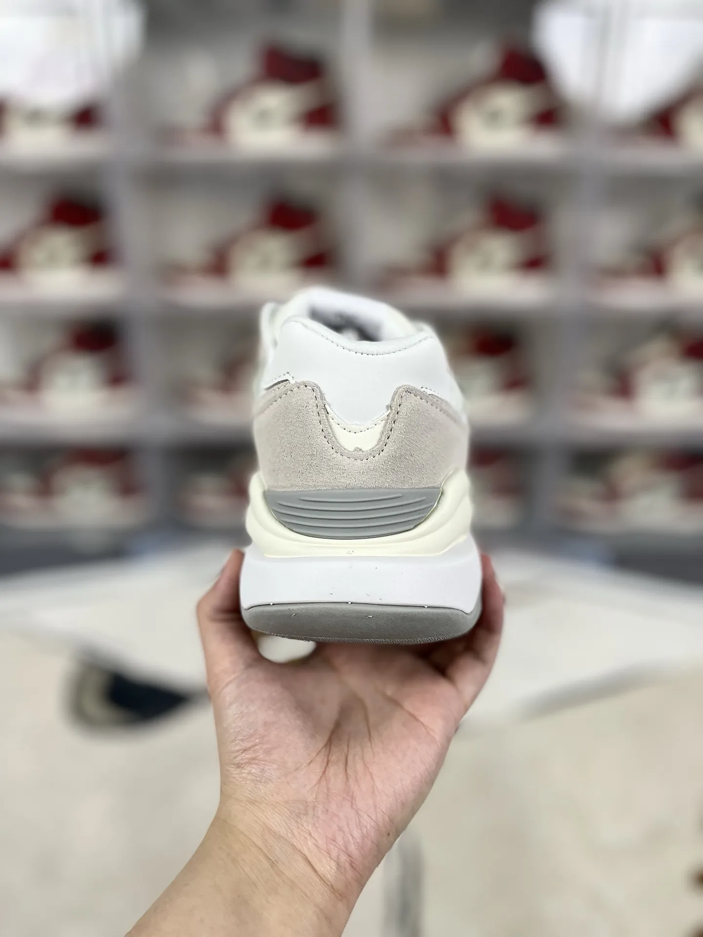 💰170 FX纯原New Balance NB 5740 复古 潮流 经典 皮革减震防滑耐磨 低帮 休闲跑步鞋 男女款 灰白黑 新百伦 ▪️NB5740跑鞋是一款集复古美学与现代科技于一身的鞋款。鞋面材质采用麂皮与网布的组合，左右脚材质差异化的设计（如翻毛皮与滑皮拼接），带来独特层次感。同时，鞋面上的反光N字Logo既呼应了90年代复古美学，又融入了现代潮流元素。中底采用泡沫与橡胶组合，提供了卓越的缓震效果，有效减少运动时对脚部的冲击力。网眼设计增强了透气性，搭配宽版鞋型，使得鞋子在保持包裹性的同时，也能确保穿着时的舒适度。无论是湿滑的路面还是干燥的环境，NB5740都能提供稳定的支撑和保护。其防滑外底和耐磨材质的设计，让鞋子在各种地形下都能保持出色的抓地力。无论是健身房锻炼还是户外跑步，NB5740都能轻松应对。其简约而不失时尚的外观设计，使得NB5740在日常休闲逛街时也同样引人注目。 ▪️尺码：36-45（36 37 37.5 38 38.5 39.5 40 40.5 41.5 42 42.5 43 44 44.5 45） ▪️货号：M5740CBC