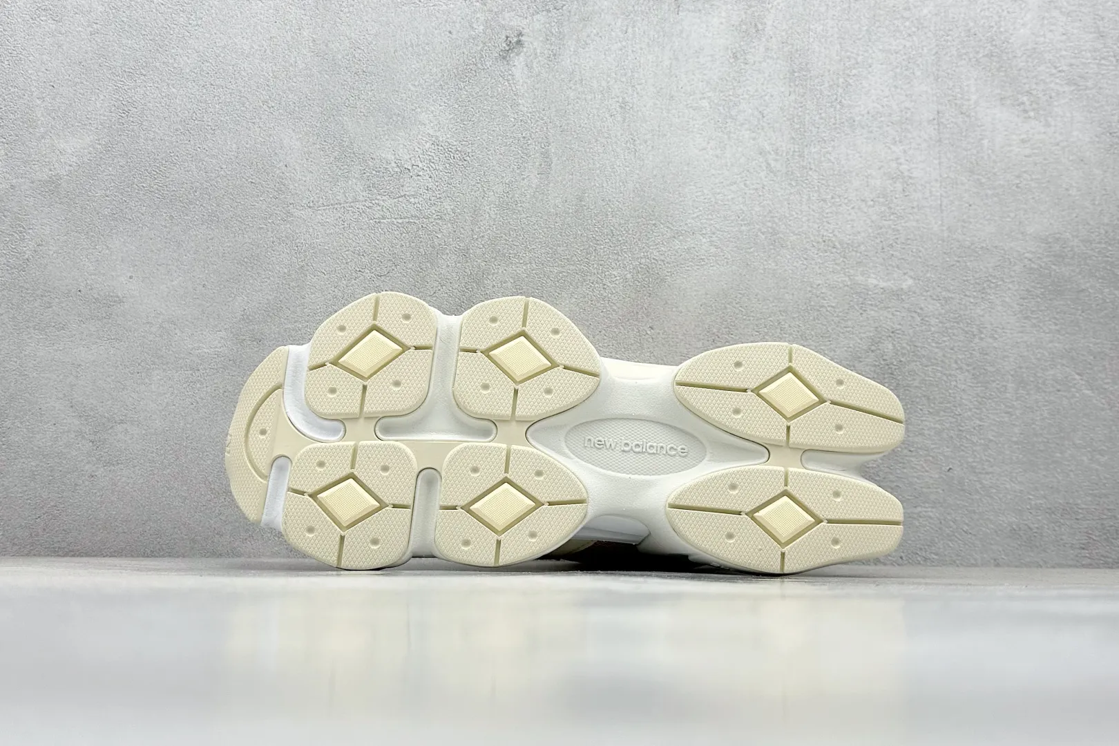 💰240 C版 Joe Freshgoods x New Balance NB9060 联名款 复古休闲运动慢跑鞋 #鞋款灵感源自设计师本人对夏日的怀日回忆。鞋面大身由空间双格及磨砂鞋面拼接而生,配以柔和、温暖的粉橘色调,夏日氛围拉满 #采用大面积网眼以及麂皮材质覆盖鞋身,还原经典气质。搭载ABZORB避震科技,由泡沫聚酯制成,上脚可以有效减少由鞋底反弹对身体及双腿的冲击力 货号: U9060FW 尺码:36 37 37.5 38 38.5 39 40 40.5 41 42 42.5 43 44 44.5 45 46.5 编码:33