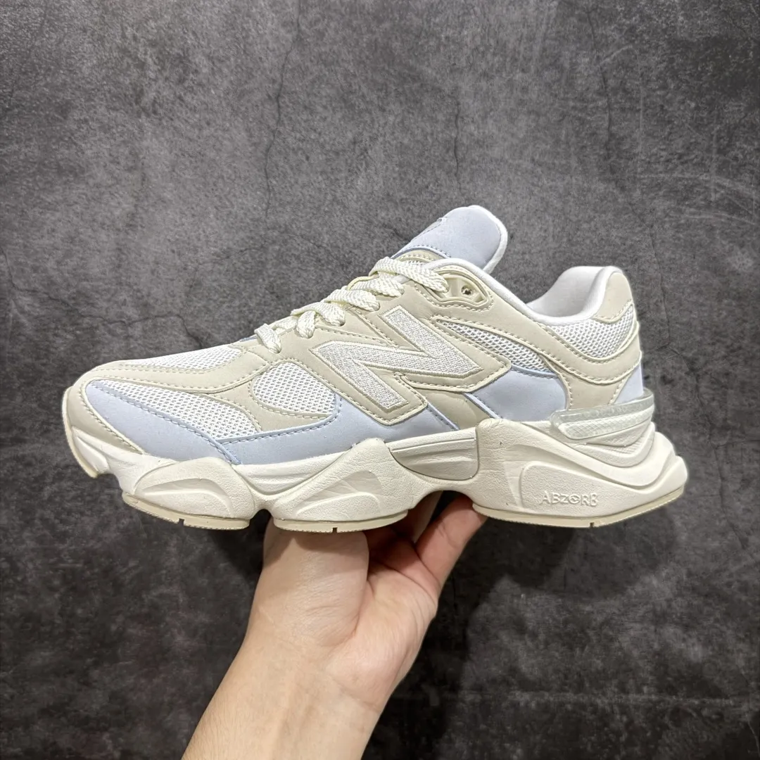 💰240【纯原版】 New Balance NB9060 联名款 复古休闲运动慢跑鞋 棕灰色U9060JDS 全套原楦原纸板原厂数据开发 进口三明治网面 原装进口翻毛皮料正确绒感卡色 正确中底拉帮中底网布细节 原厂标裁 带紫光防伪 定制后跟透明水晶模块 冲裁组合 大底贴合程度胶水上色把控完美 整洁度挑战全网艺术家 多道序QC把关品质完善 匠心打造 耗时两个月开发完成 工艺极其复杂难度可想而知 新开独立私模大底 全网唯一正确六层组合大底 高端零售专供产物 Size:36 37 37.5 38 38.5 39.5 40 40.5 41.5 42 42.5 43 44 45 46.5 编码:JPC290300