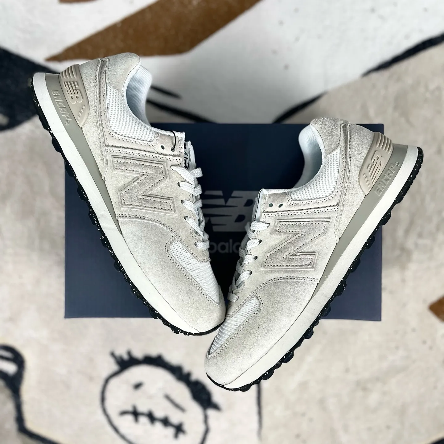 💰180 GS纯原New Balance NB 574 复古减震包裹性反光平衡耐磨轻便透气防滑 低帮 休闲跑步鞋 男女同款 米白黑 新百伦 ▪️New Balance 574 诞生于1988年，直至今天仍是 NewBalance 最为热销的复古慢跑鞋之一，其简约复古的外形，层出不穷的配色，成为了 New Balance 最热销的型号，作为New Balance 的当家鞋款，574兼具经典与时尚，备受明星潮人的追捧，是New Balance 的粉丝几乎人手一双的经典鞋款。 ▪️尺码：36-45（36 37 37.5 38 38.5 39.5 40 40.5 41.5 42 42.5 43 44 44.5 45） ▪️货号：U574OF2