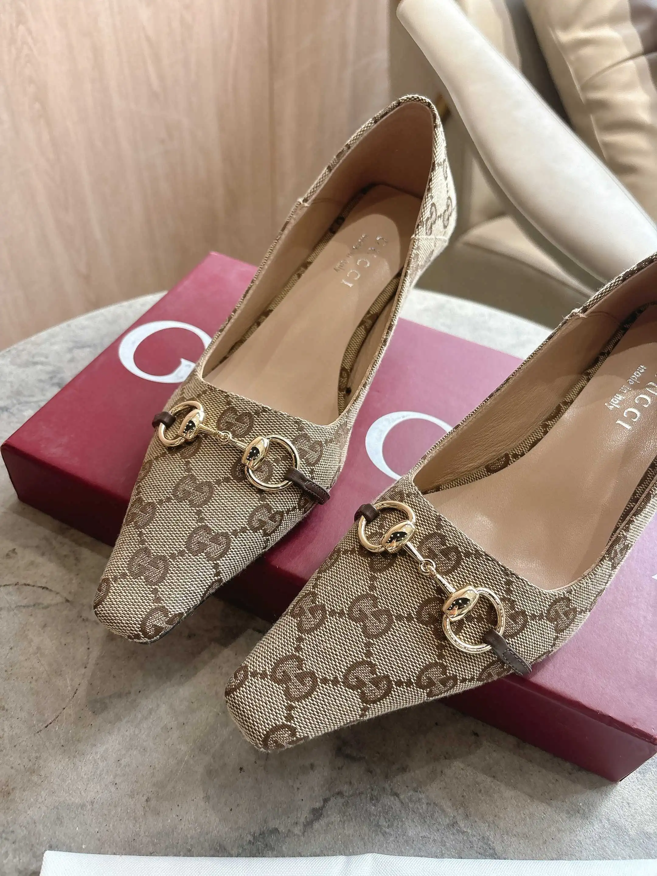 3570-1 杏G&yen;270（35-42）2026春夏系列全新上市。Vittoria系列以简约利落的加长鞋头与锥形鞋跟匠心呈献出众柔软的鞋履廓形，为《La Famiglia》增添亮眼新作。这款鞋履甄选柔软皮革打造，后帮可向下翻折，一展随性优雅气韵。其鞋款名称正源于此设计巧思。 双G布 金色调配件 米色皮革衬里 马衔扣和同款金属质感饰面&ldquo;Made in Italy by Gucci&rdquo;标识 加长微方鞋头 皮革鞋底 皮革包覆锥形鞋跟，饰金属片 中跟 高度：5.5厘米