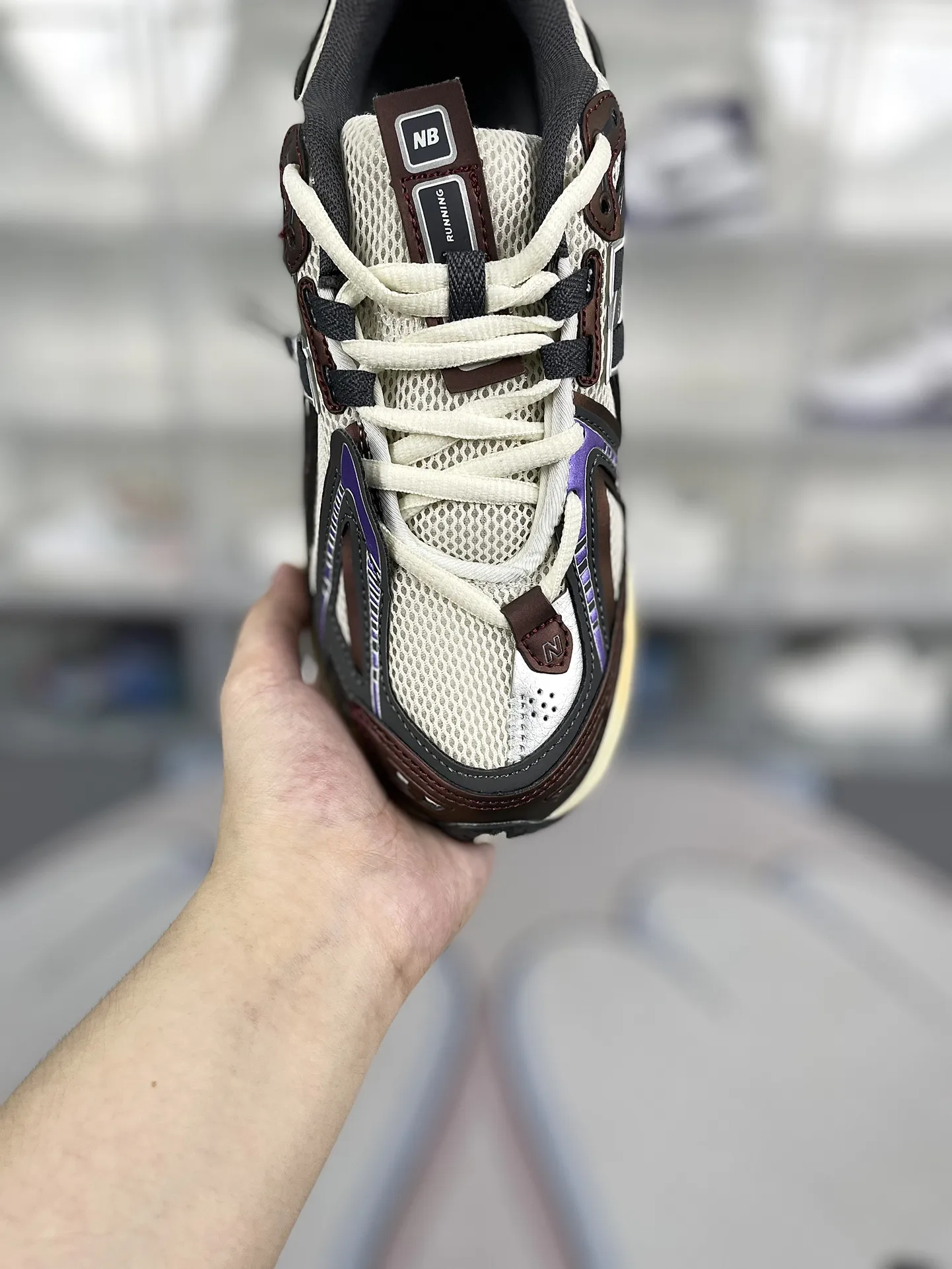 💰200 Z版纯原New Balance NB 1906A 龙年新品复古网面减震 低帮 休闲跑步鞋 男女同款 酒红解构 新百伦 ▪️New Balance以诞生于21世纪的科技跑鞋1906为蓝本,融合现代先锋科技与日常使用风格注入当代美学,革新演绎复古时尚。淋漓经典轮廓,致敬千福一代跑者的科技美学,1906R以现代设计语言还原初始配色,层次演绎时光更迭的魅力。 ▪️尺码:36-47(36 37 37.5 38 38.5 39.5 40 40.5 41.5 42 42.5 43 44 44.5 45 45.5 46.5 47) ▪️货号:M1906AR