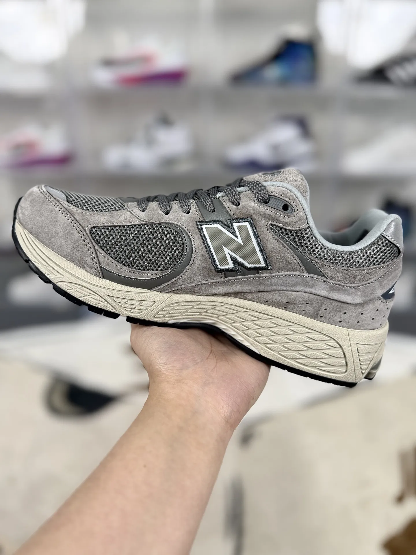 💰240 MR纯原 原厂麂皮New Balance NB 2002R 复古百搭耐磨包裹性支撑平衡增高 低帮跑步鞋 男女同款 元祖灰 新百伦 ▪️New Balance 2002系列复古跑步鞋,是一款备受喜爱的鞋款。鞋面采用柔软的麂皮和尼龙网布或透气网眼织物与猪巴皮革的结合,不仅透气性好,质感十足,还带有浓厚的复古感。鞋舌上的品牌标志与鞋面融为一体,提升了整体的质感;鞋侧的N字Logo采用特殊处理,呈现出独特的复古效果。中底采用缓震材质或轻量化的EVA材料,能够有效缓冲运动中对膝盖的冲击。配备了ABZORB缓震技术,能够在跑步过程中吸收和分散冲击力,减少对脚部的压力。升级版的N-ERGY缓震物料或能量回弹技术,为脚底提供了极致的舒适体验,并能将跑步时产生的能量回馈给脚部,提供更强劲的推进力。鞋底采用独特的弹性材料或T-Beam大底设计,提供良好的支撑和稳定性。鞋面采用透气网眼材料,轻薄柔软,能够有效排汗和通风,保持脚部干爽,减少异味产生。NB2002跑鞋以其独特的复古风格、出色的舒适度和支撑性能赢得了广泛好评。无论是运动爱好者还是时尚潮人,都能在这款鞋中找到自己的心仪之选。 ▪️尺码:36-46.5(36 37 37.5 38 38.5 39.5 40 40.5 41.5 42 42.5 43 44 44.5 45 46.5) ▪️货号:ML2002RC